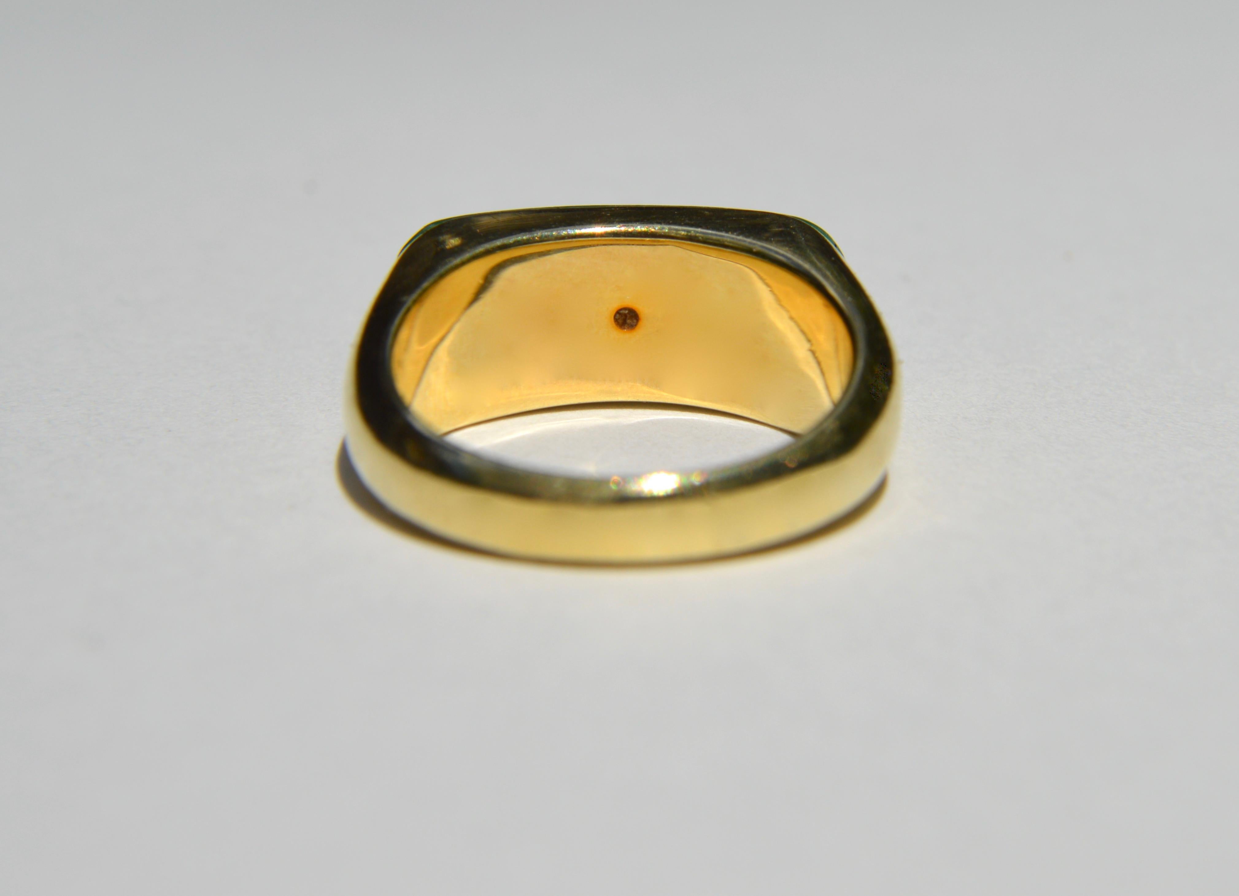 Vintage Midcentury Era 14 Karat Gold Jade Saddle East West Signet Ring In Good Condition In Crownsville, MD