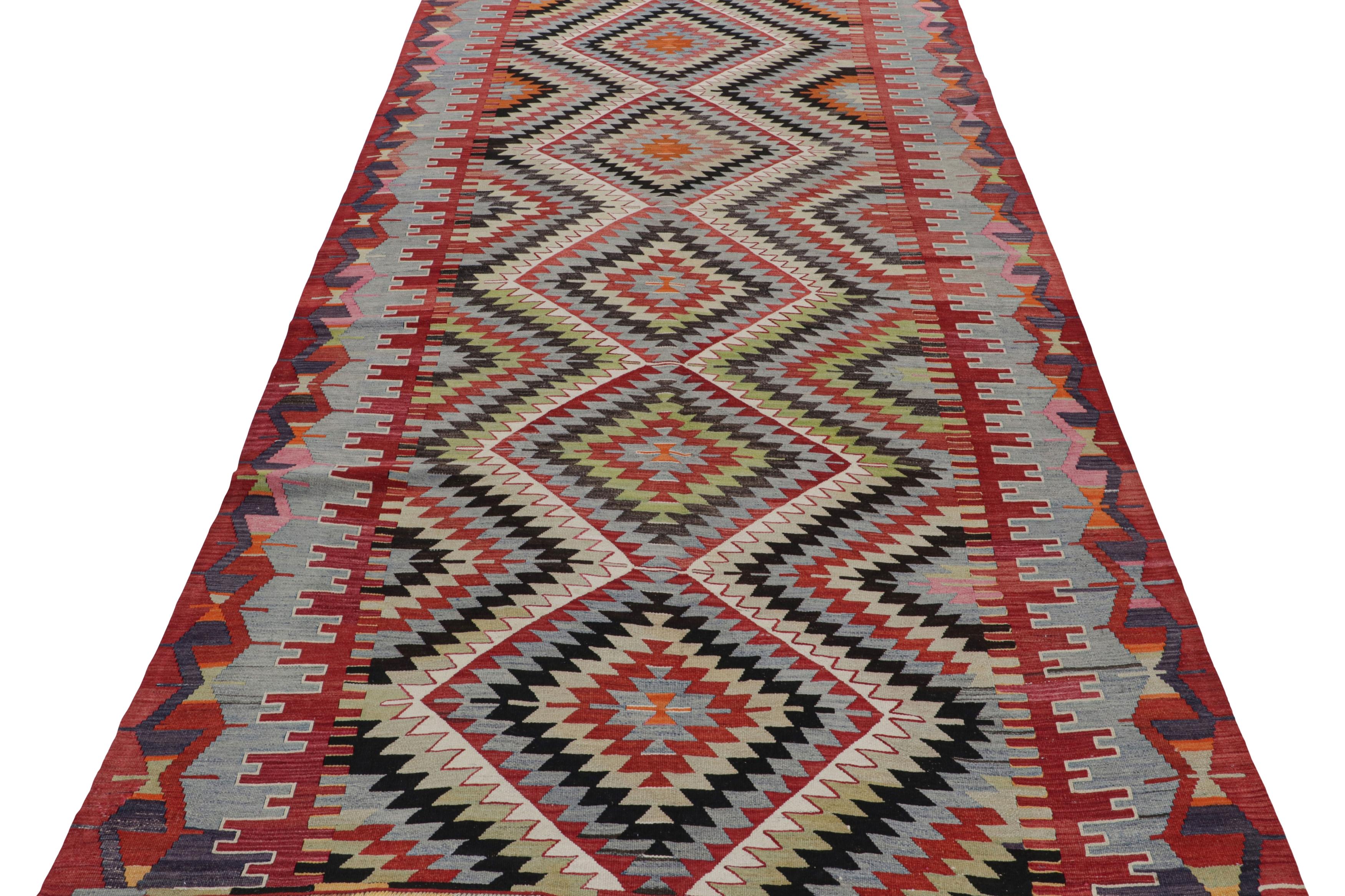 Tapis Kilim vintage en laine bleu diamant et rouge Esme de Rug & Kilim, milieu du siècle dernier Bon état - En vente à Long Island City, NY