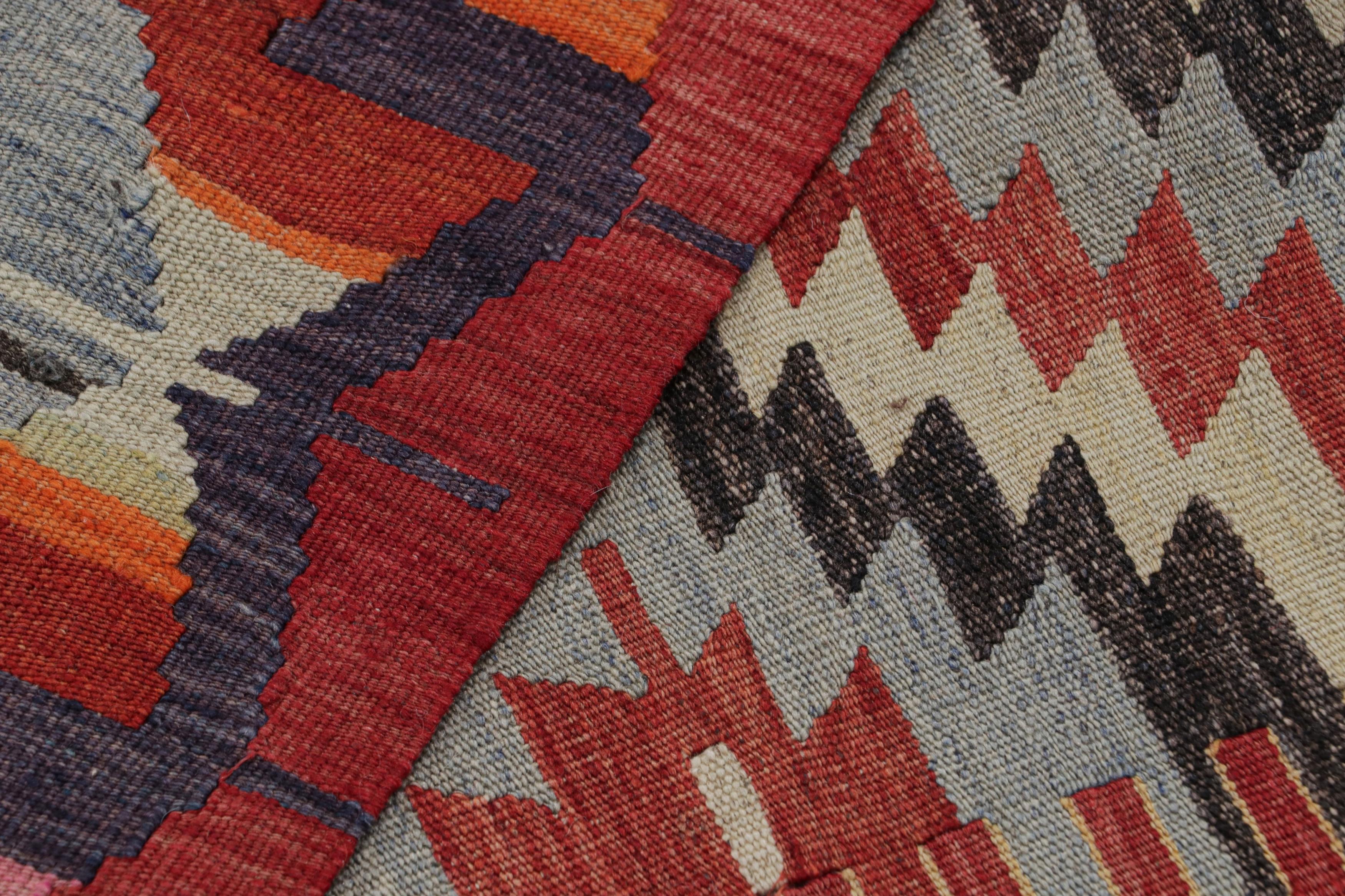 Laine Tapis Kilim vintage en laine bleu diamant et rouge Esme de Rug & Kilim, milieu du siècle dernier en vente