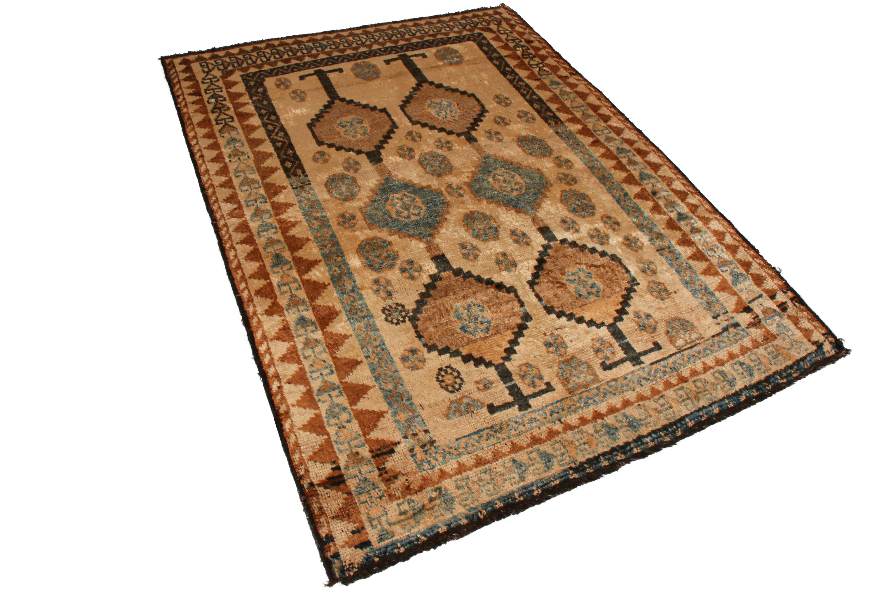 Fabriqué avec de la laine nouée à la main et originaire des années 1950-1960, ce tapis persan Gabbeh vintage du milieu du siècle présente un fabuleux jeu de richesse et de chaleur, ainsi qu'une légère usure du champ conforme à l'âge. La dualité