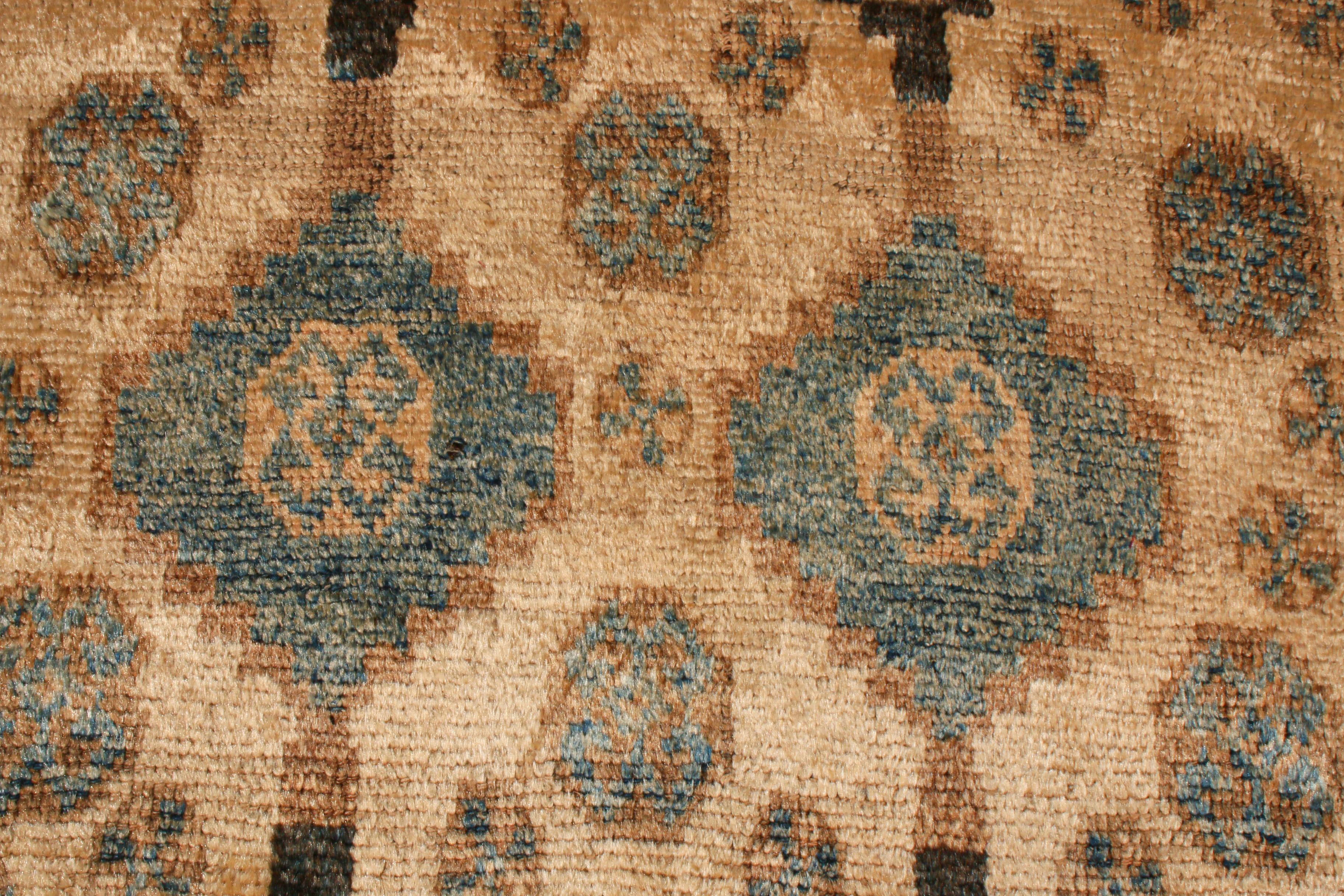 Perse Tapis persan Gabbeh vintage en laine beige, marron et bleu du milieu du siècle dernier par Rug & Kilim en vente