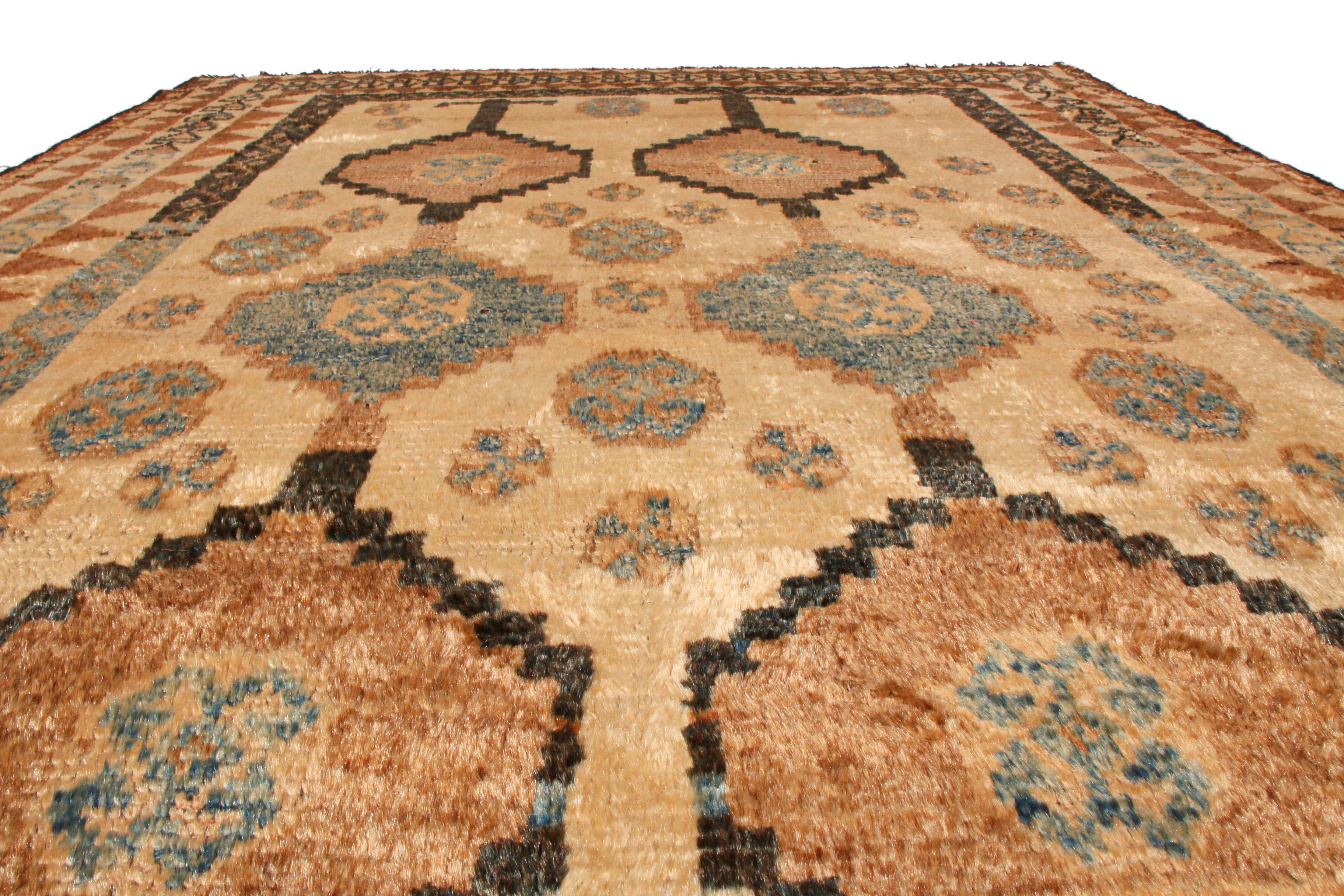 Tribal Tapis persan Gabbeh vintage en laine beige, marron et bleu du milieu du siècle dernier par Rug & Kilim en vente