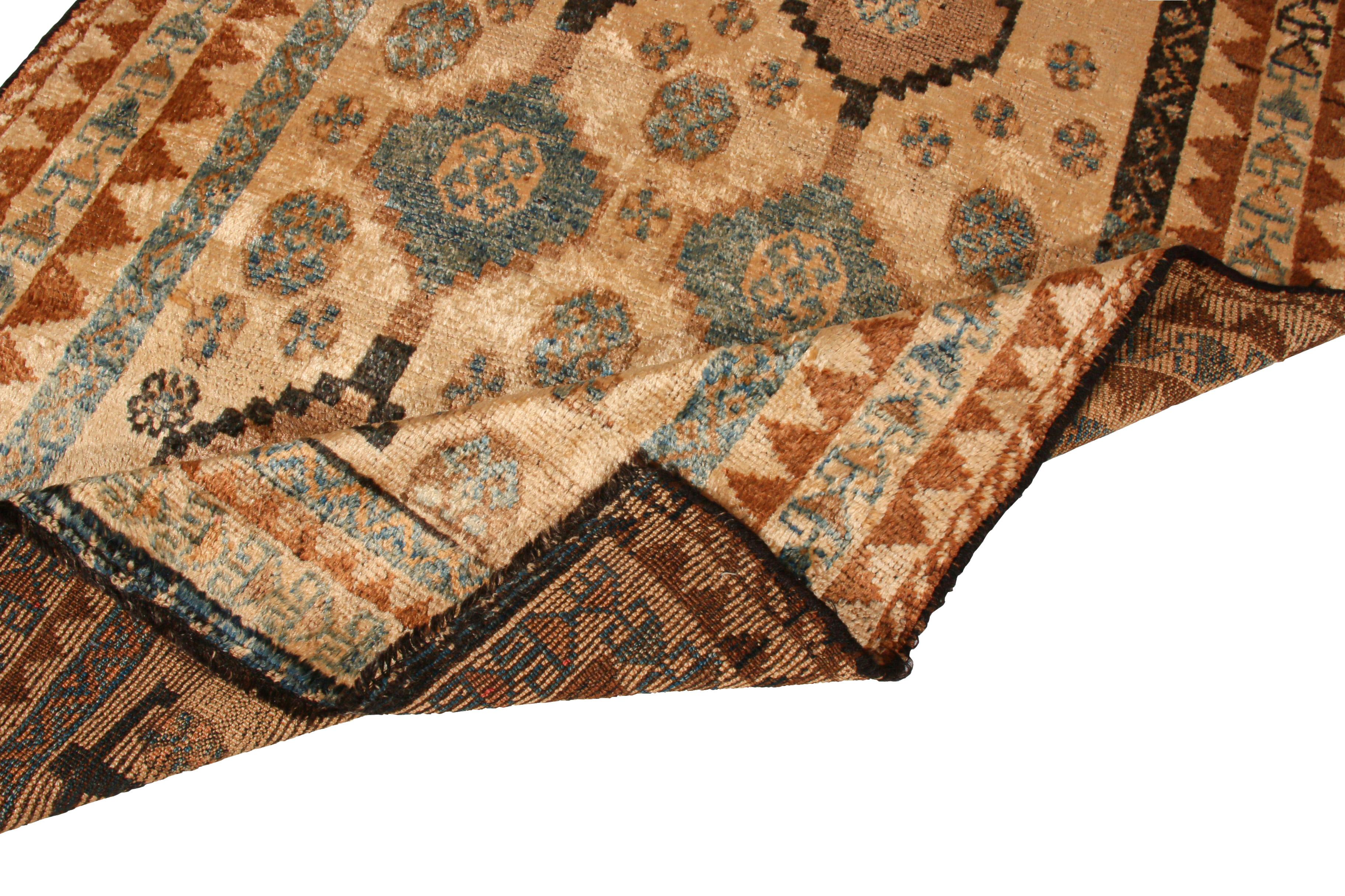 Noué à la main Tapis persan Gabbeh vintage en laine beige, marron et bleu du milieu du siècle dernier par Rug & Kilim en vente