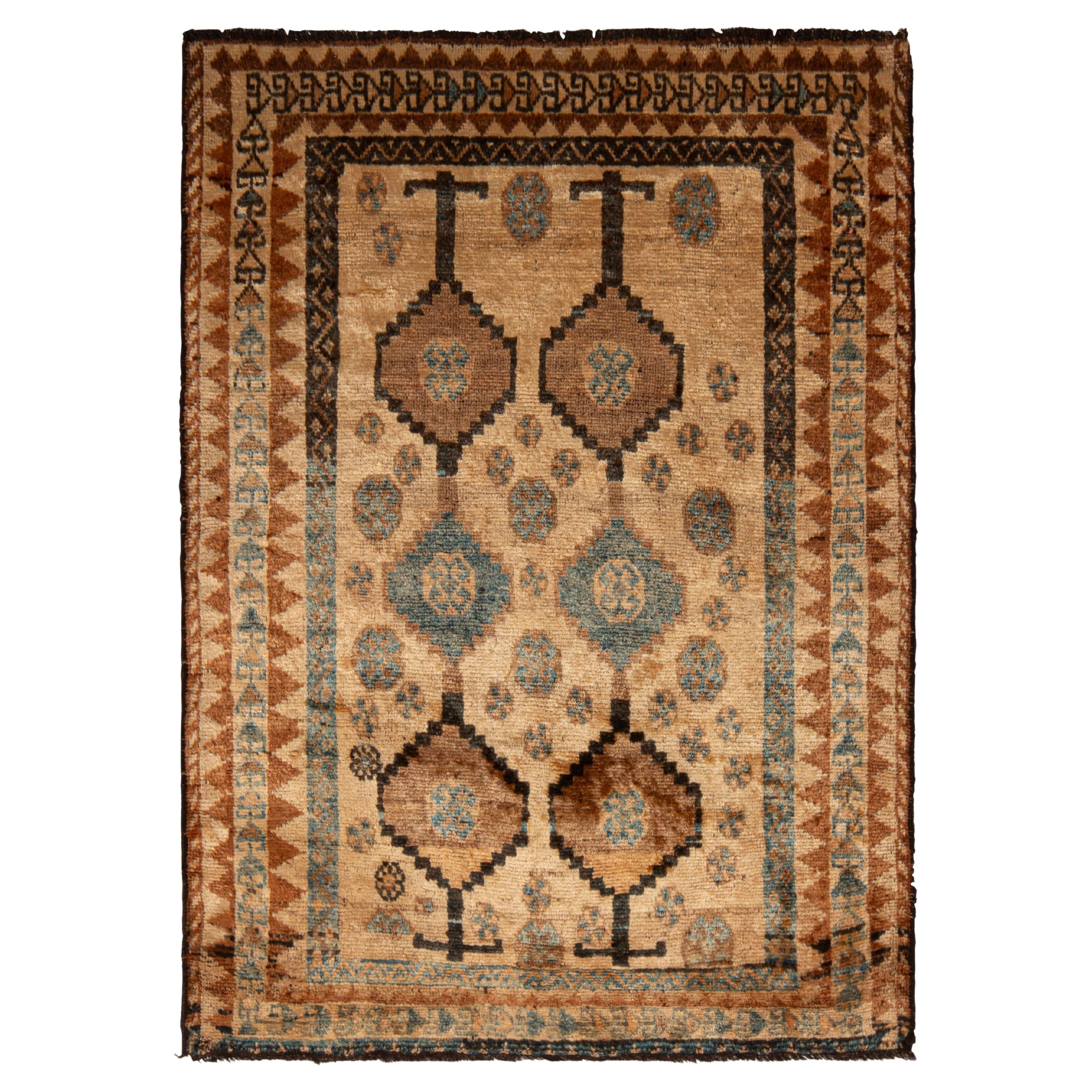 Tapis persan Gabbeh vintage en laine beige, marron et bleu du milieu du siècle dernier par Rug & Kilim