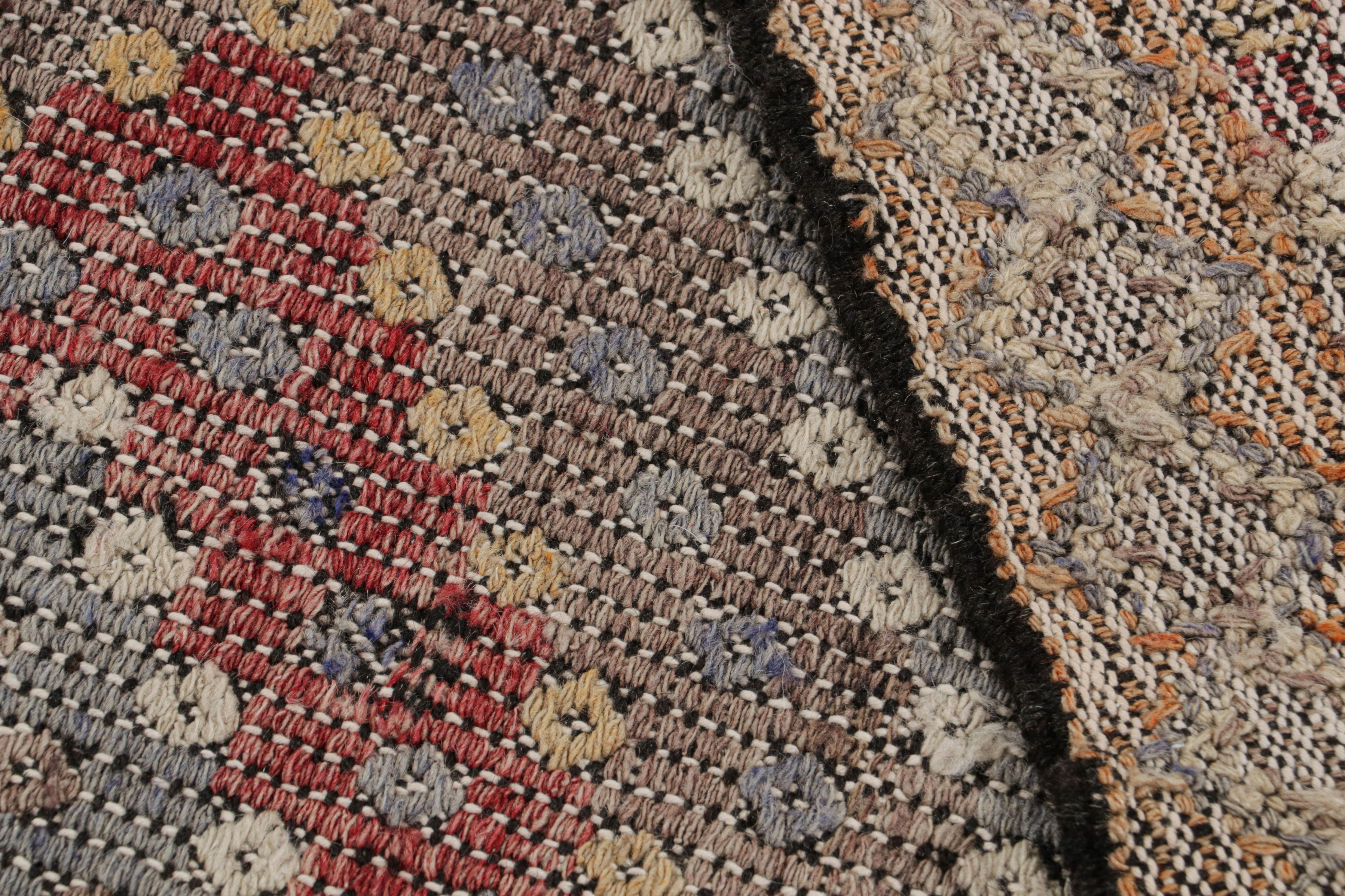 Alfombra kilim geométrica vintage de mediados de siglo en lana beige, marrón, roja y azul by Rug & Kilim Lana en venta