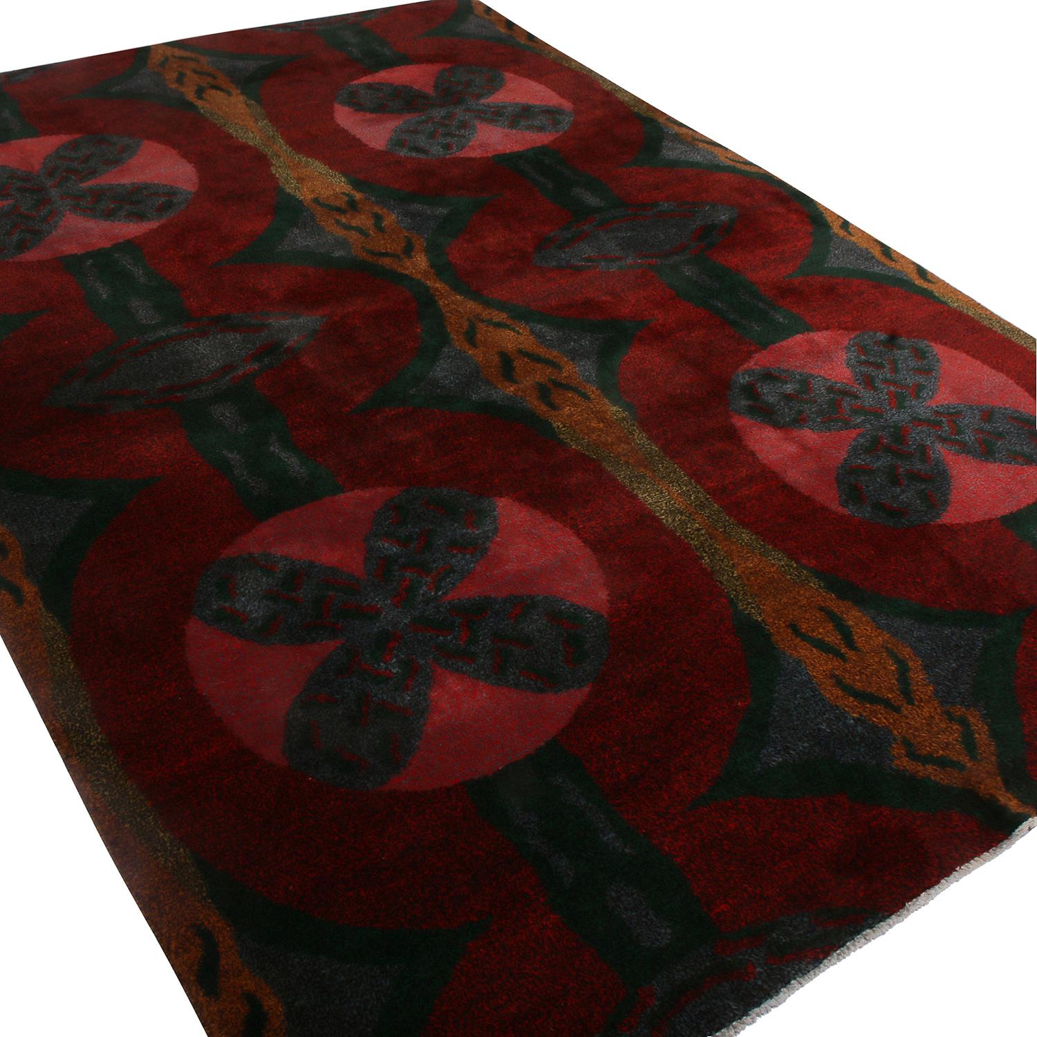 Geometrischer burgunderroter und grauer Wollteppich von Teppich & Kelim aus der Jahrhundertmitte (Moderne der Mitte des Jahrhunderts) im Angebot