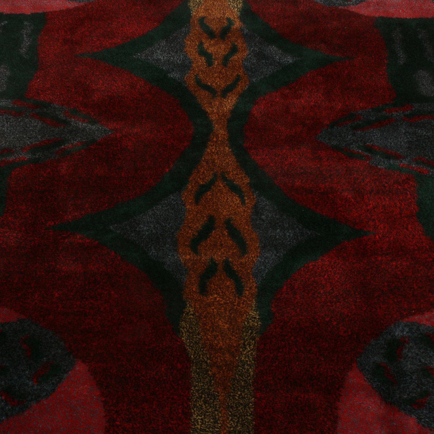 Geometrischer burgunderroter und grauer Wollteppich von Teppich & Kelim aus der Jahrhundertmitte (Handgeknüpft) im Angebot