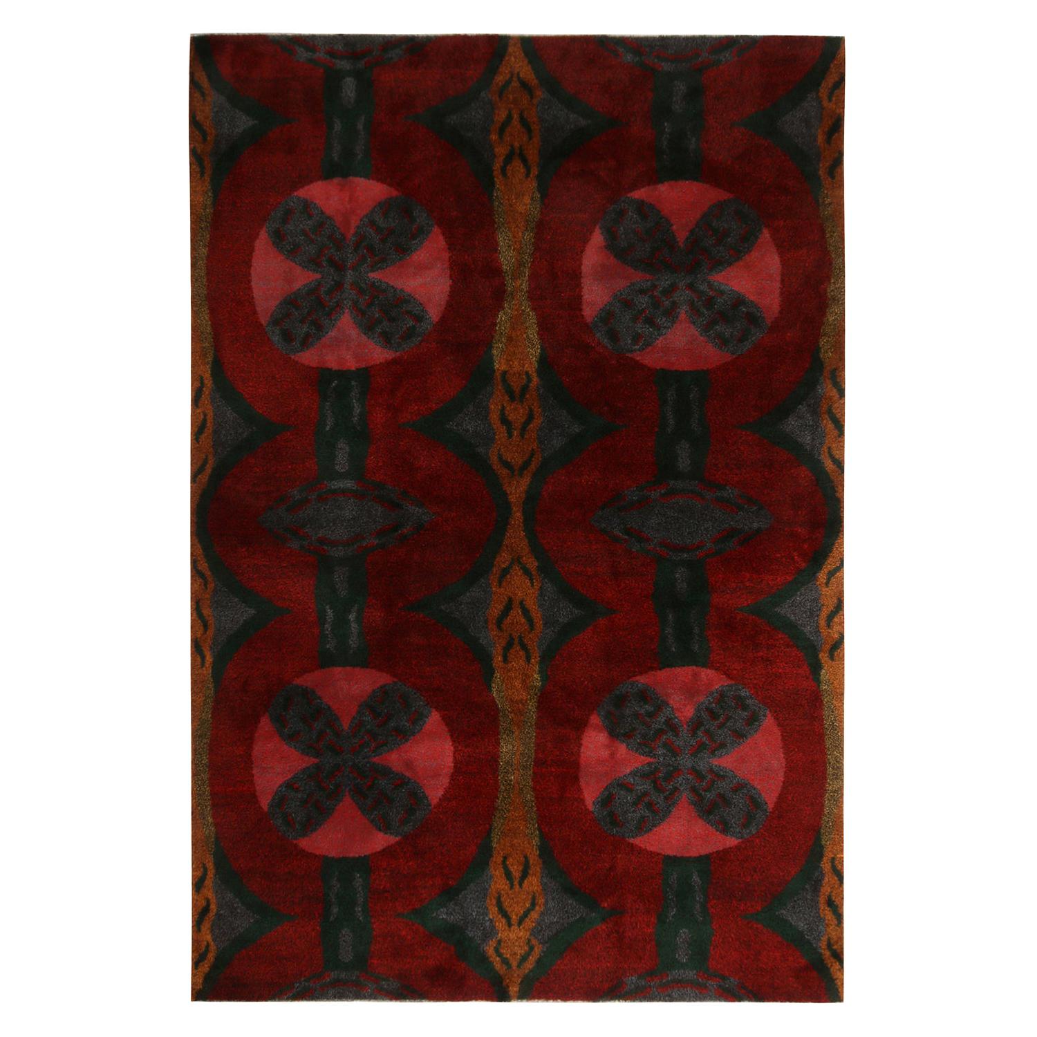 Geometrischer burgunderroter und grauer Wollteppich von Teppich & Kelim aus der Jahrhundertmitte im Angebot