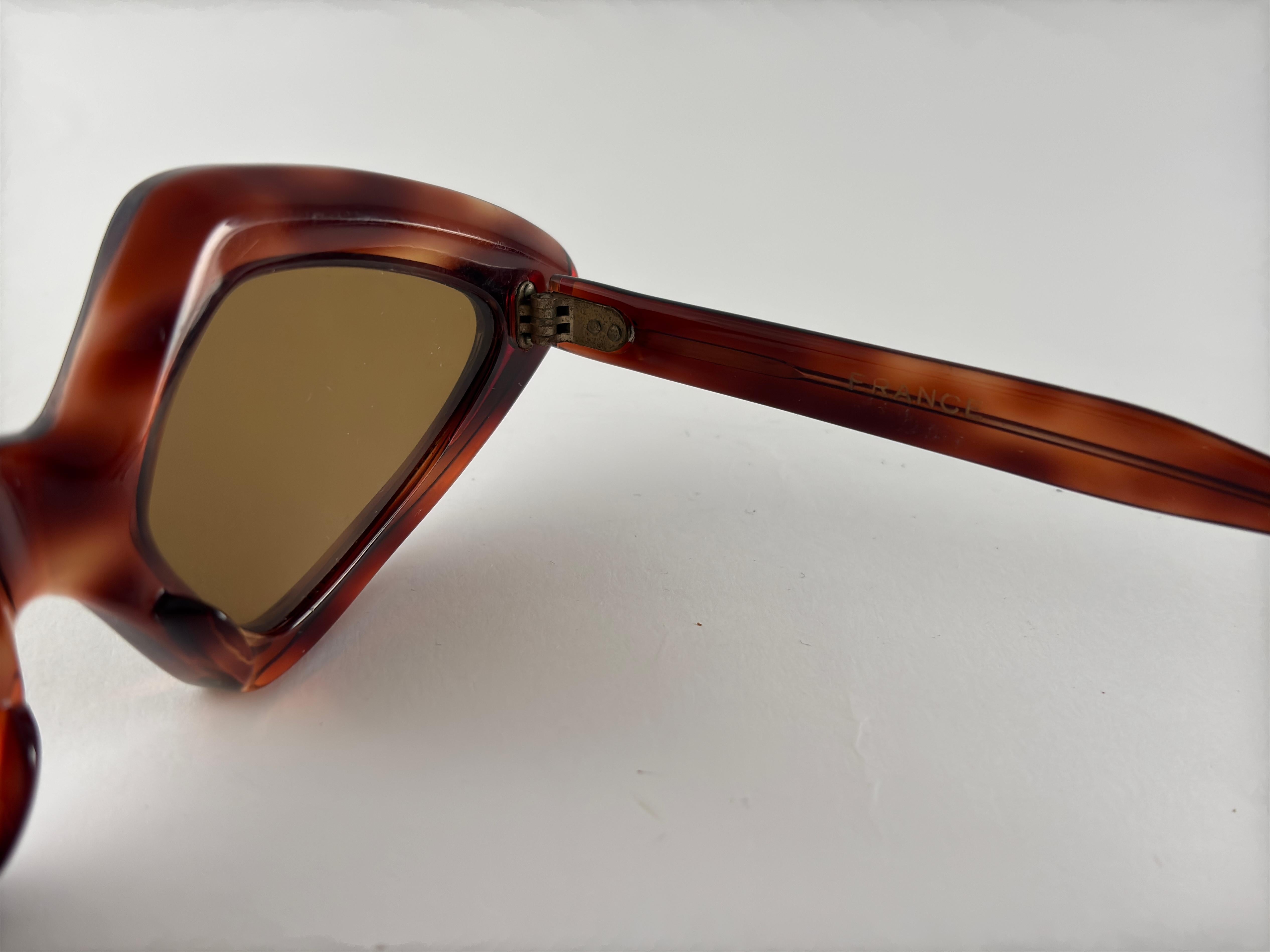 Vintage Midcentury Geometric Dark Tortoise 1960's Sunglasses In Excellent Condition For Sale In Baleares, Baleares
