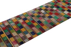 Tapis de couloir vintage en laine géométrique vert et multicolore du milieu du siècle dernier de Rug & Kilim