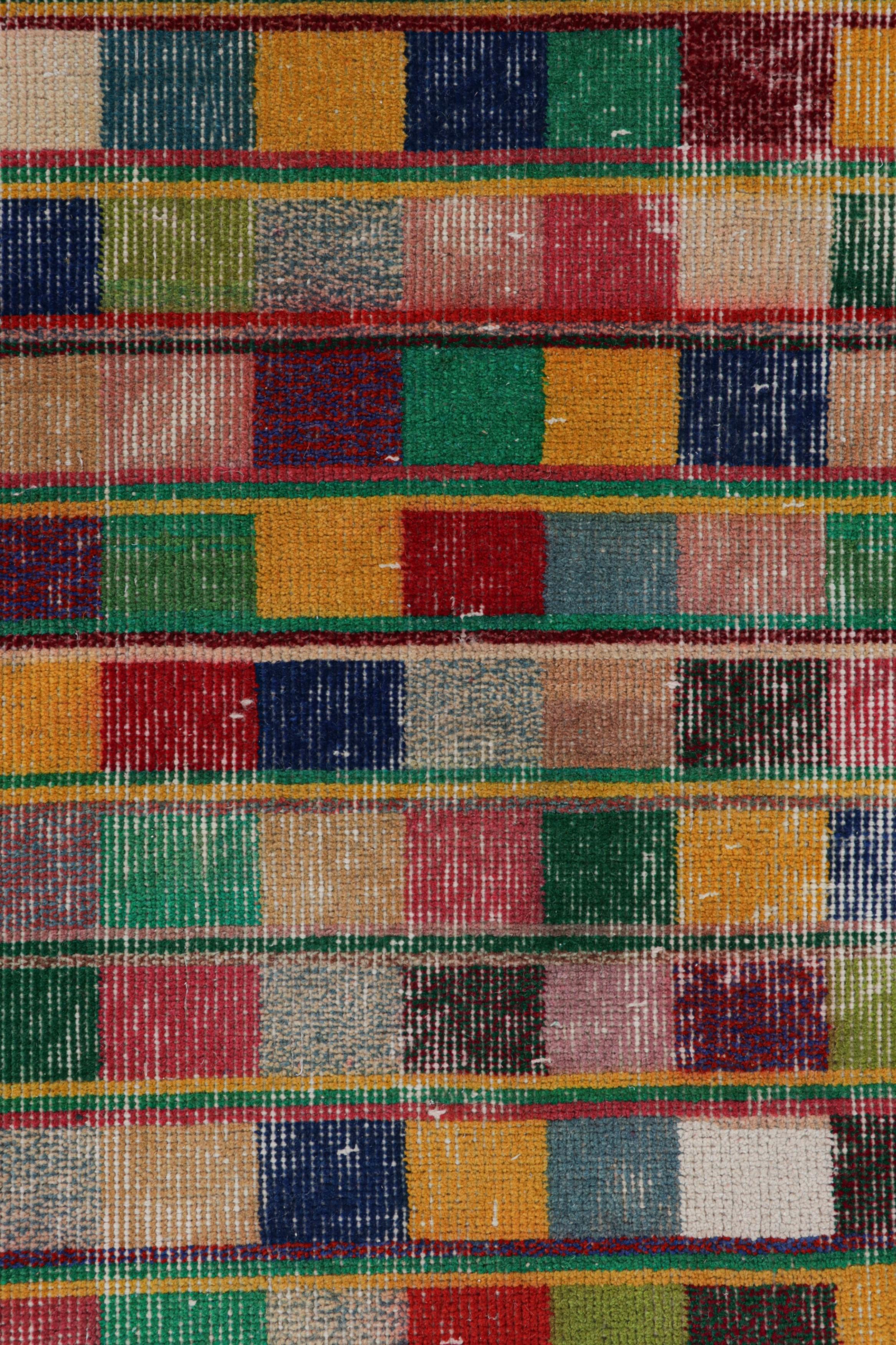 Geometrischer Läufer aus grüner und mehrfarbiger Wolle von Teppich & Kelim aus der Mitte des Jahrhunderts (Art déco) im Angebot
