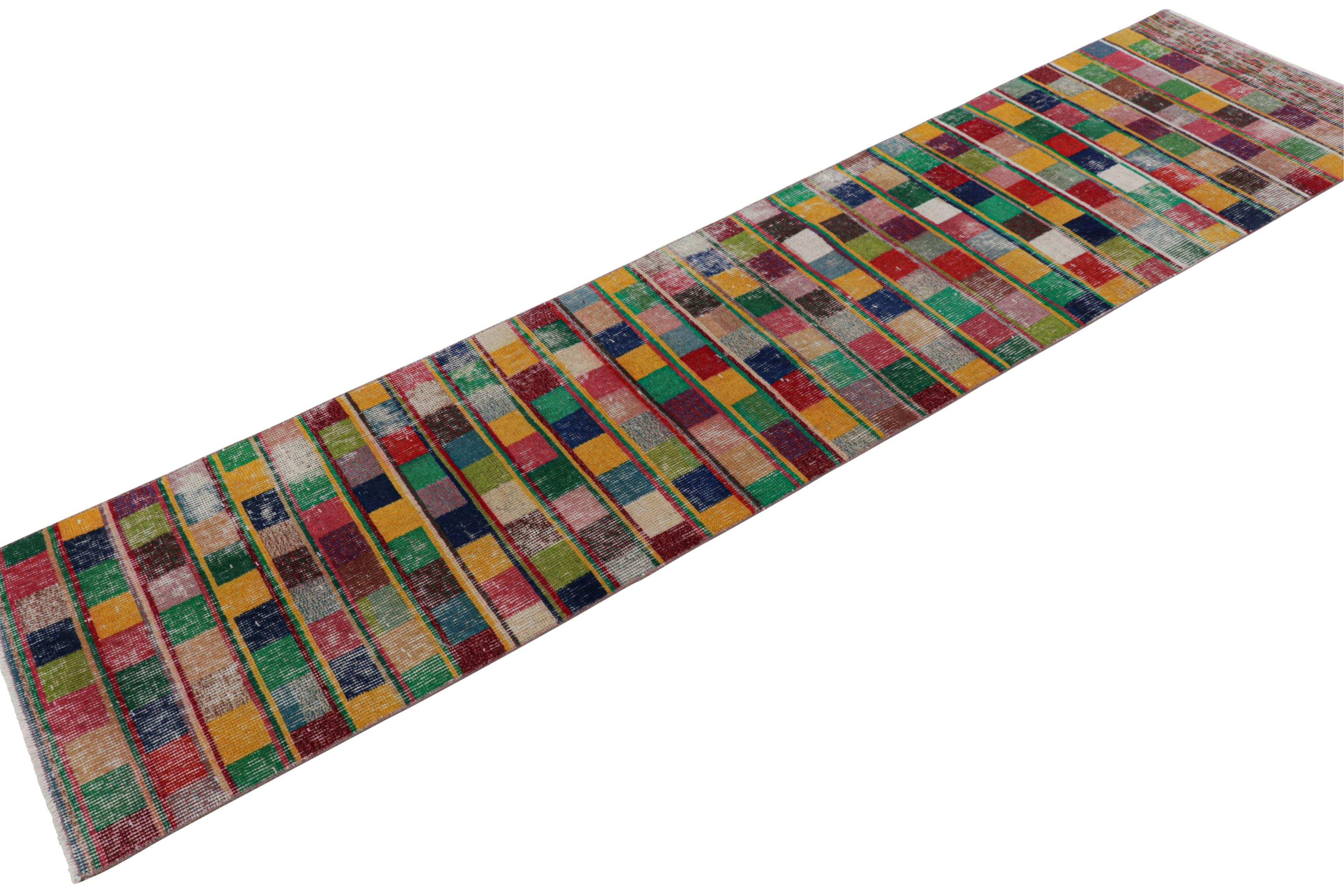 Geometrischer Läufer aus grüner und mehrfarbiger Wolle von Teppich & Kelim aus der Mitte des Jahrhunderts (Türkisch) im Angebot