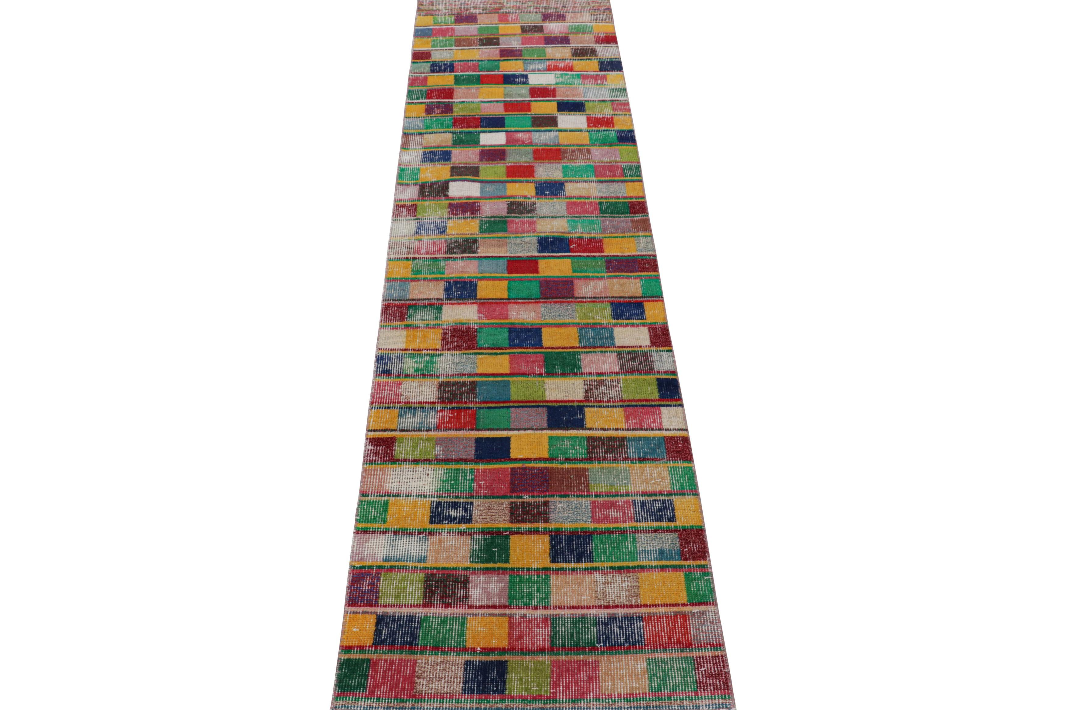 Geometrischer Läufer aus grüner und mehrfarbiger Wolle von Teppich & Kelim aus der Mitte des Jahrhunderts (Handgeknüpft) im Angebot