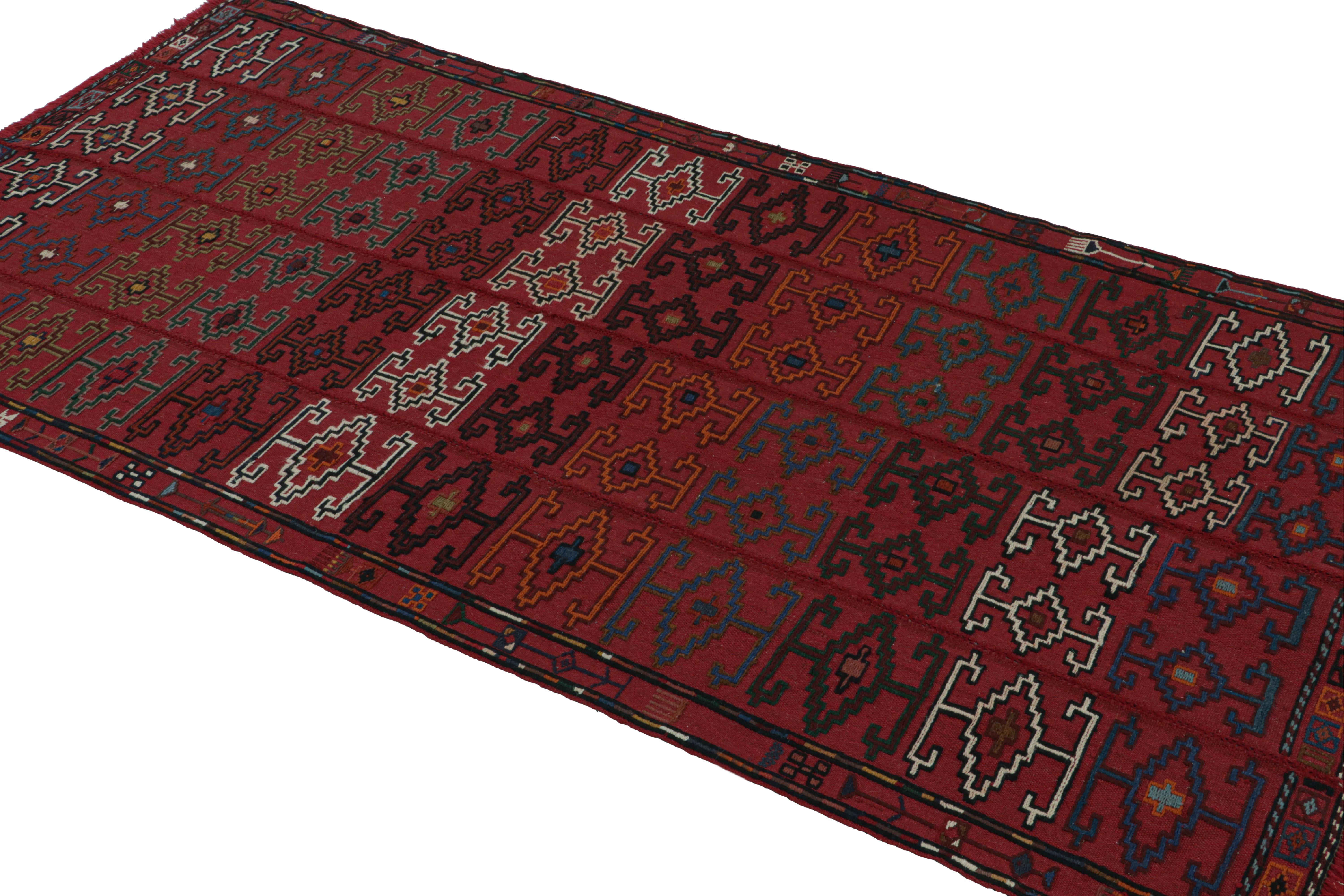 Tejido en lana procedente de Persia entre 1950-1960, este kilim Verneh vintage de mediados de siglo presenta una variedad poco común de elementos únicos en cuanto a colorido, motivos geométricos y textura. Los tonos acentuados del colorway blanco