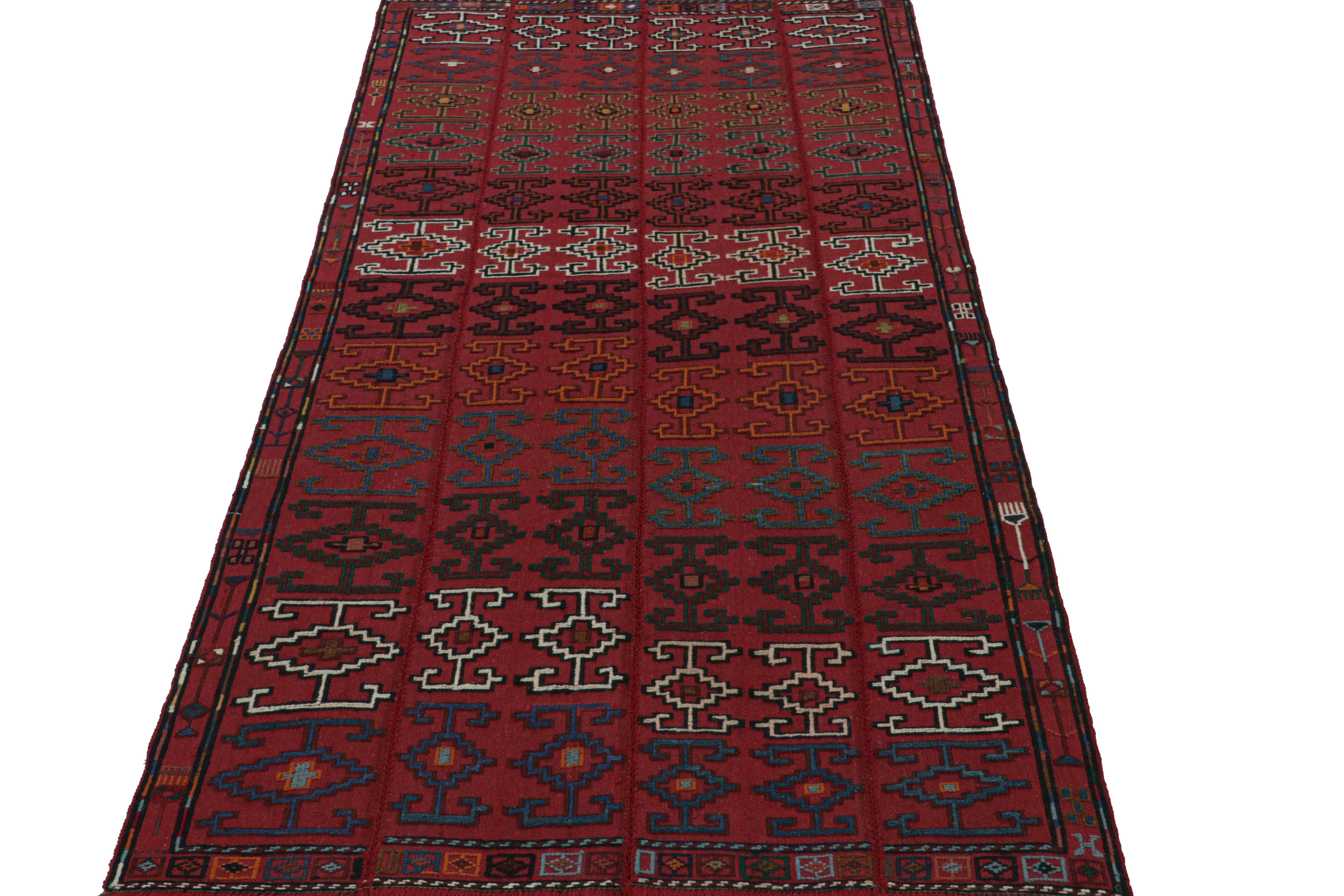 Vintage Midcentury Geometric Red Wool Verneh Persian Kilim Runner Moderno de mediados de siglo en venta
