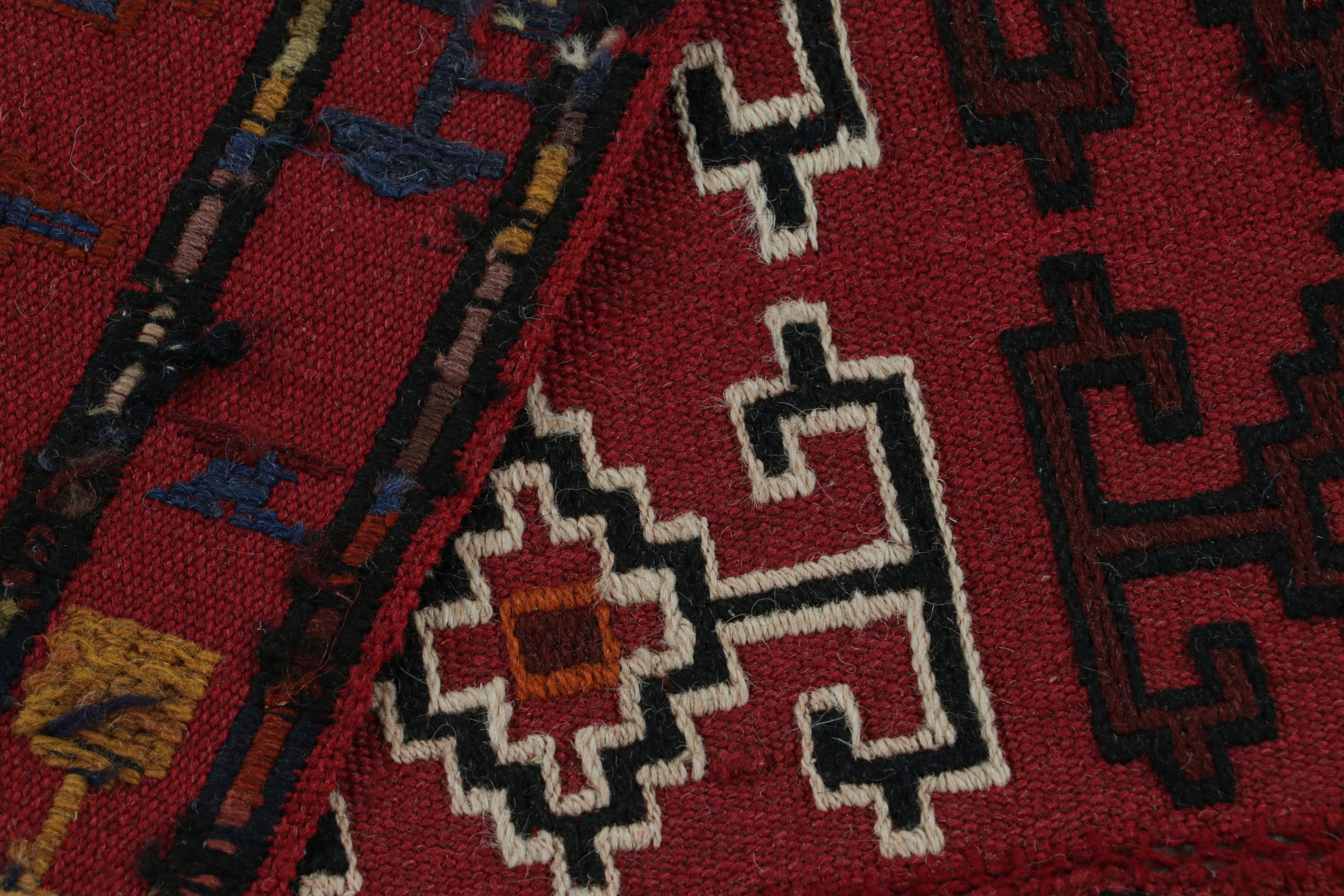 Vintage Midcentury Geometric Red Wool Verneh Persian Kilim Runner mediados del siglo XX en venta