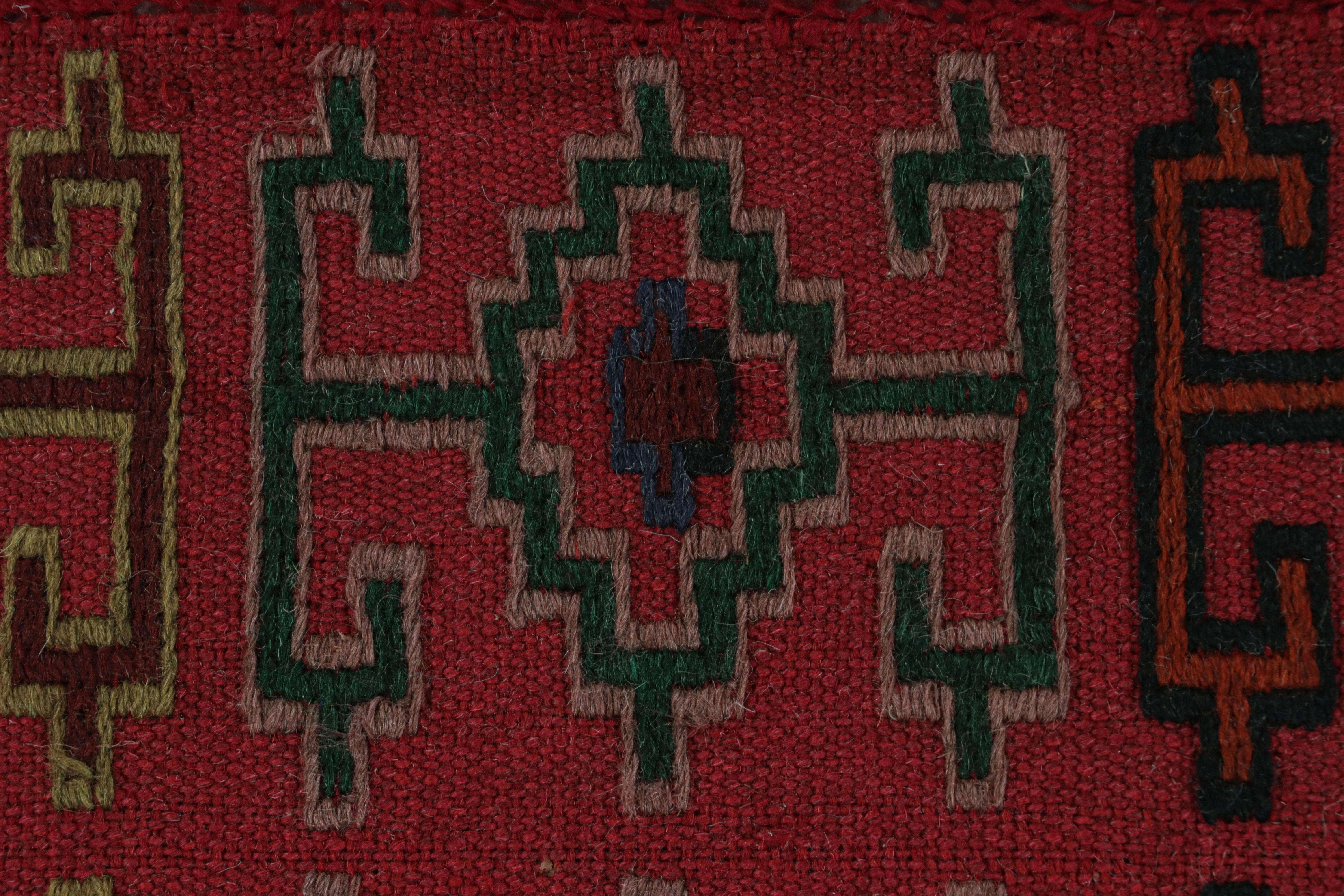 Vintage Midcentury Geometric Red Wool Verneh Persian Kilim Runner en Bueno estado para la venta en Long Island City, NY
