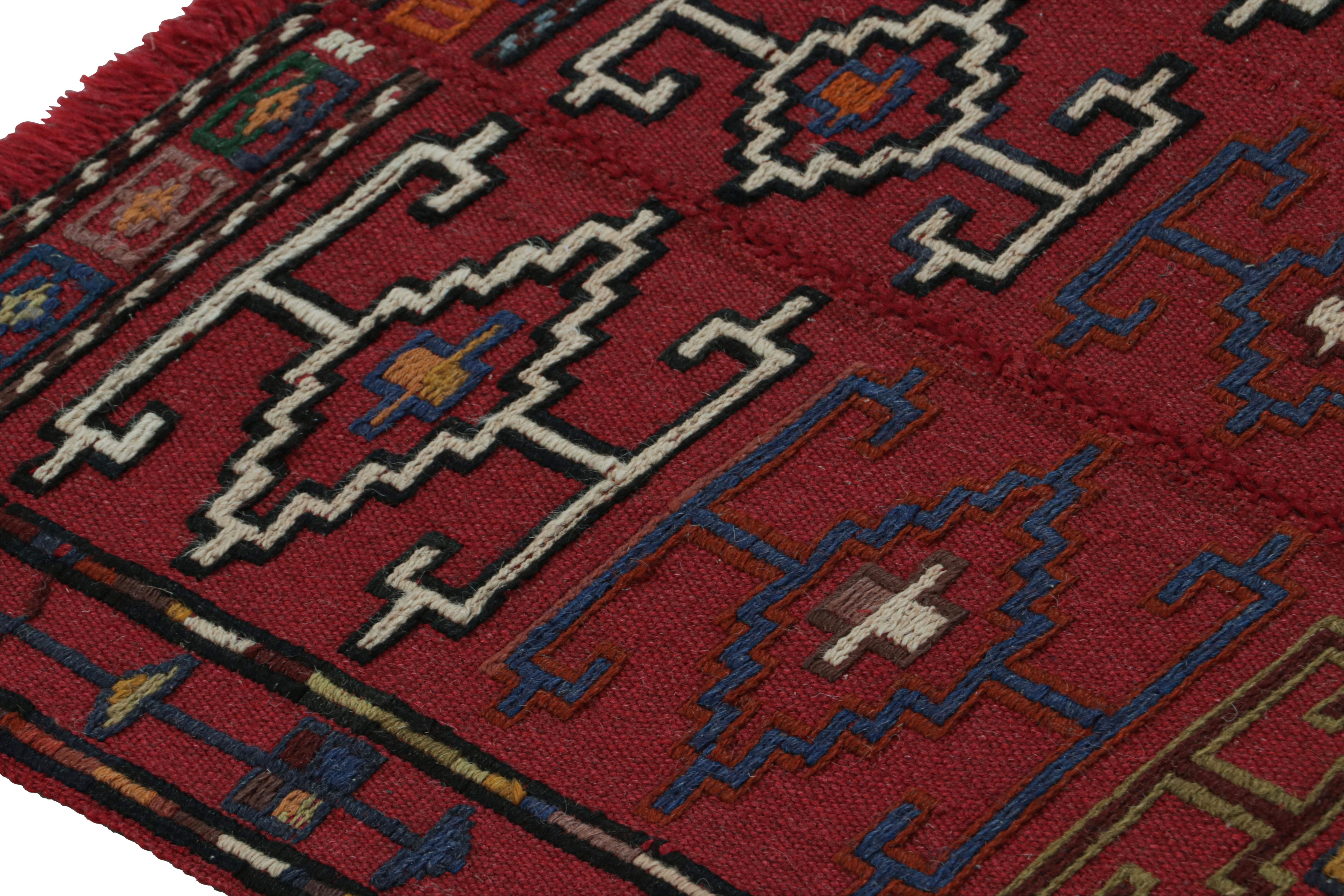 Vintage Midcentury Geometric Red Wool Verneh Persian Kilim Runner Anudado a mano en venta
