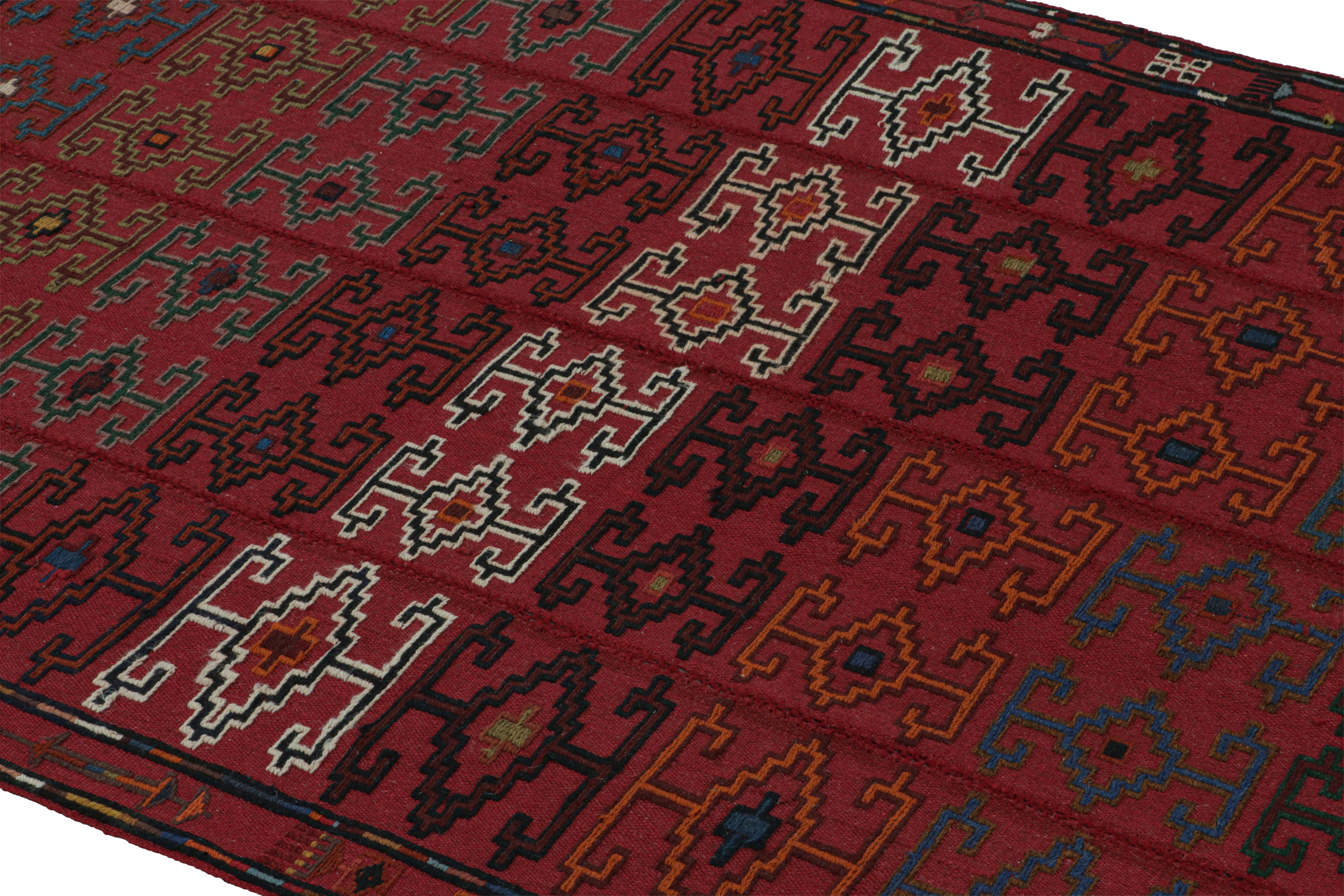 Vintage Midcentury Geometric Red Wool Verneh Persian Kilim Runner Persa en venta