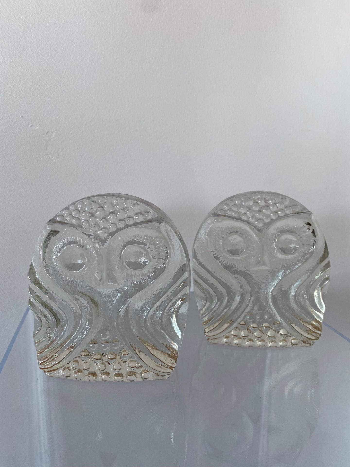Magnifique paire de serre-livres hibou en verre du milieu du siècle par Blenko, datant des années 1960. Un savoir-faire et des détails incroyables dans cette paire de serre-livres en verre qui peuvent s'adapter à votre style en tant que sculptures