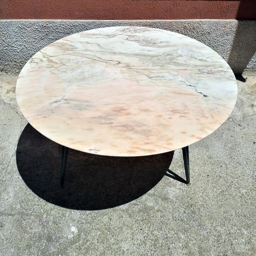 Vintage Midcentury Italian Dining Table in Pink Portugal Marble and Brass In Good Condition In MIlano, IT
