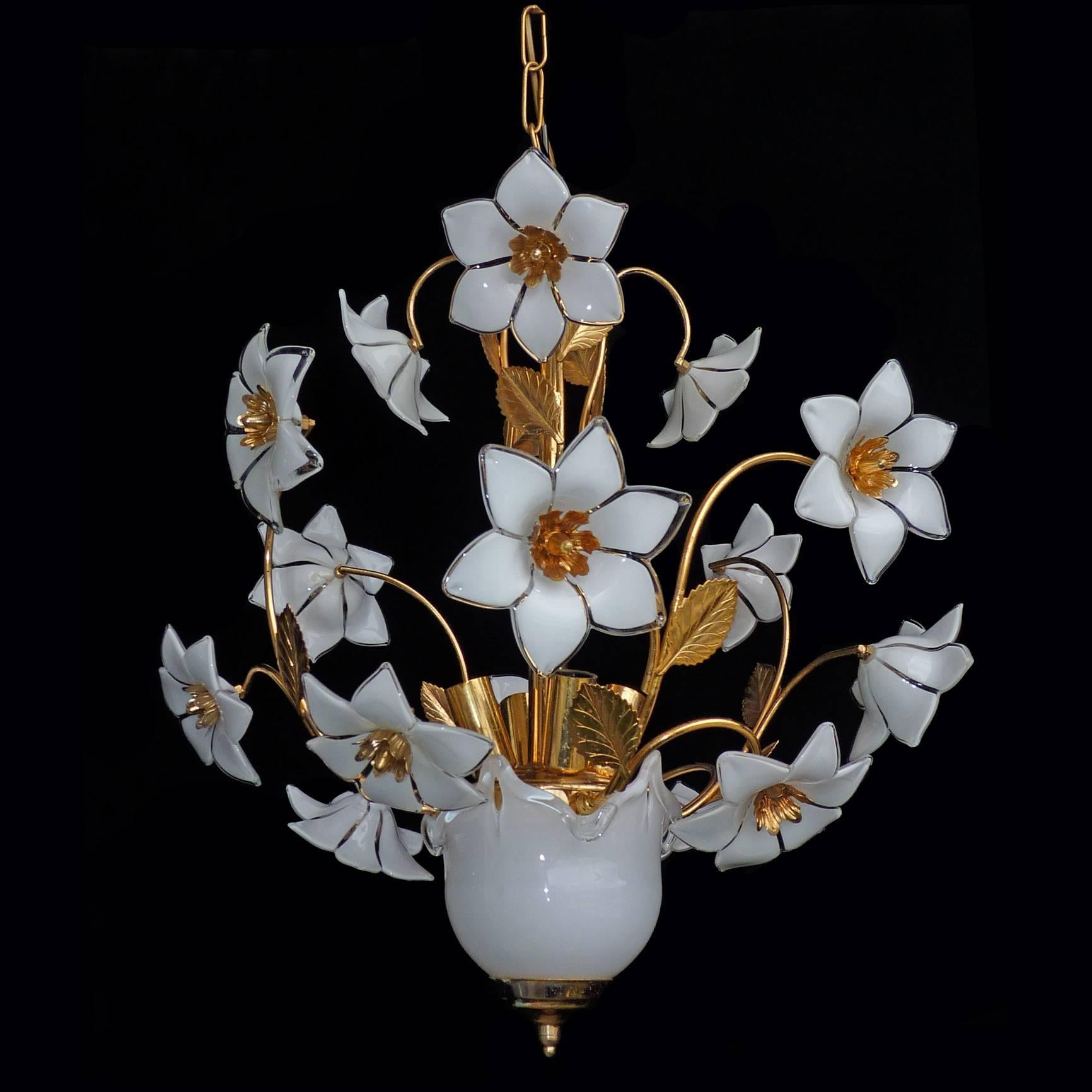 Hollywood Regency Lampadario Vintage Midcentury Italian Murano Flower Bouquet Art Glass Gilt Brass in vendita