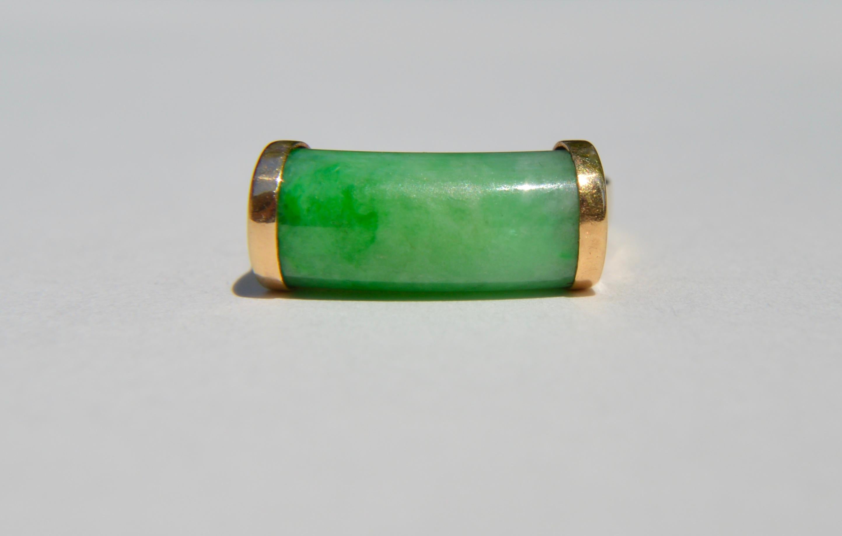 Beautiful vintage Midcentury era circa 1960s jadeite jade cylinder bar ring in solid 18K yellow gold. Size 7.5, can be resized by a jeweler. In very good condition. The apple green jade cylinder measures 13x8mm. The shank measures 3mm wide. Marked