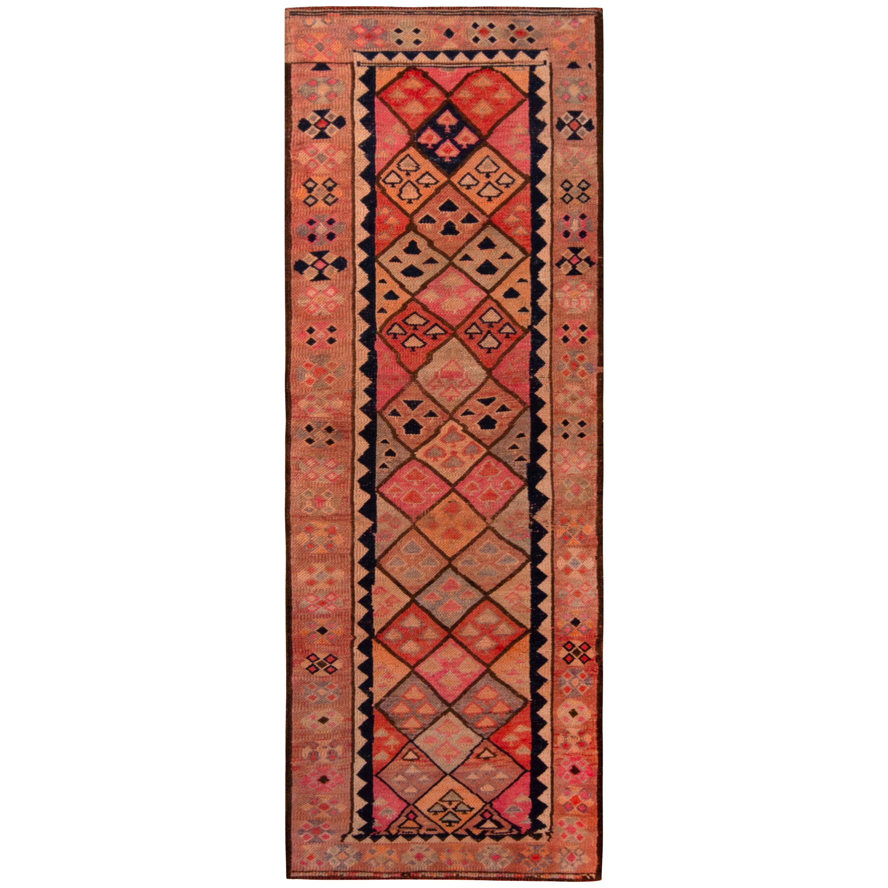 Tapis de couloir Kilim géométrique vintage en laine rose et beige du milieu du siècle dernier par Rug & Kilim