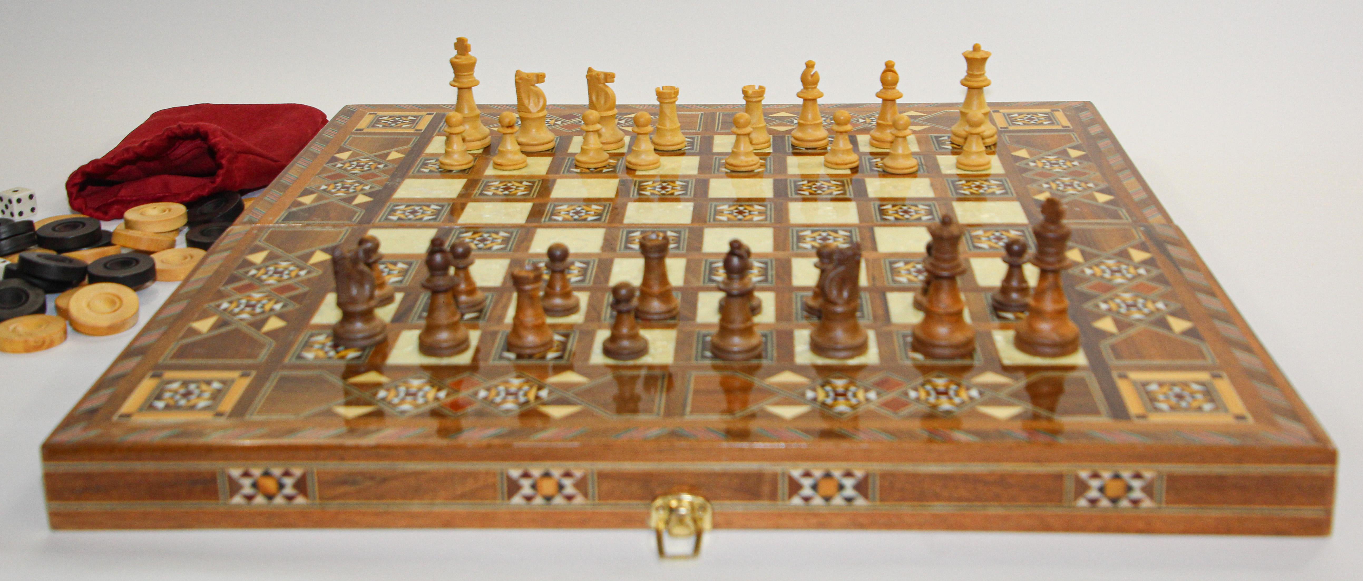 Grand jeu de backgammon et d'échecs vintage du milieu du siècle en mosaïque incrustée.
Grand coffret de jeu en marqueterie de micro-mosaïques du Moyen-Orient comprenant un échiquier et un damier à l'extérieur et un plateau de backgammon à