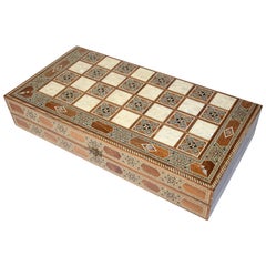 Vintage Midcentury Grand jeu de backgammon et échecs complet en mosaïque incrustée syrienne