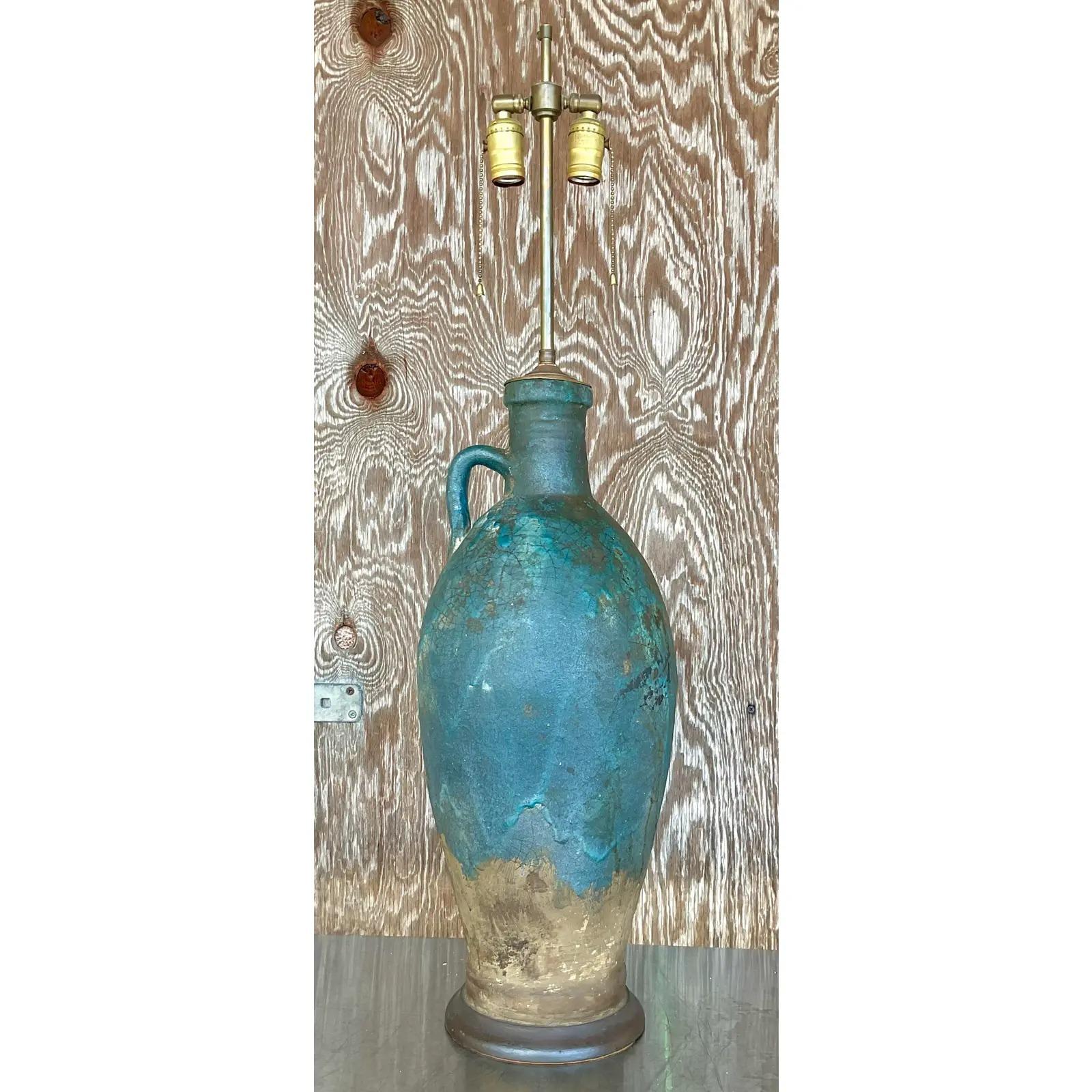 Una fantástica lámpara de mesa vintage MCM. El esmalte de lava más precioso en elegantes tonos azules. Una mitad inferior sin esmaltar, con toda la pátina de la cocción. Adquirida a una finca de Palm Beach.