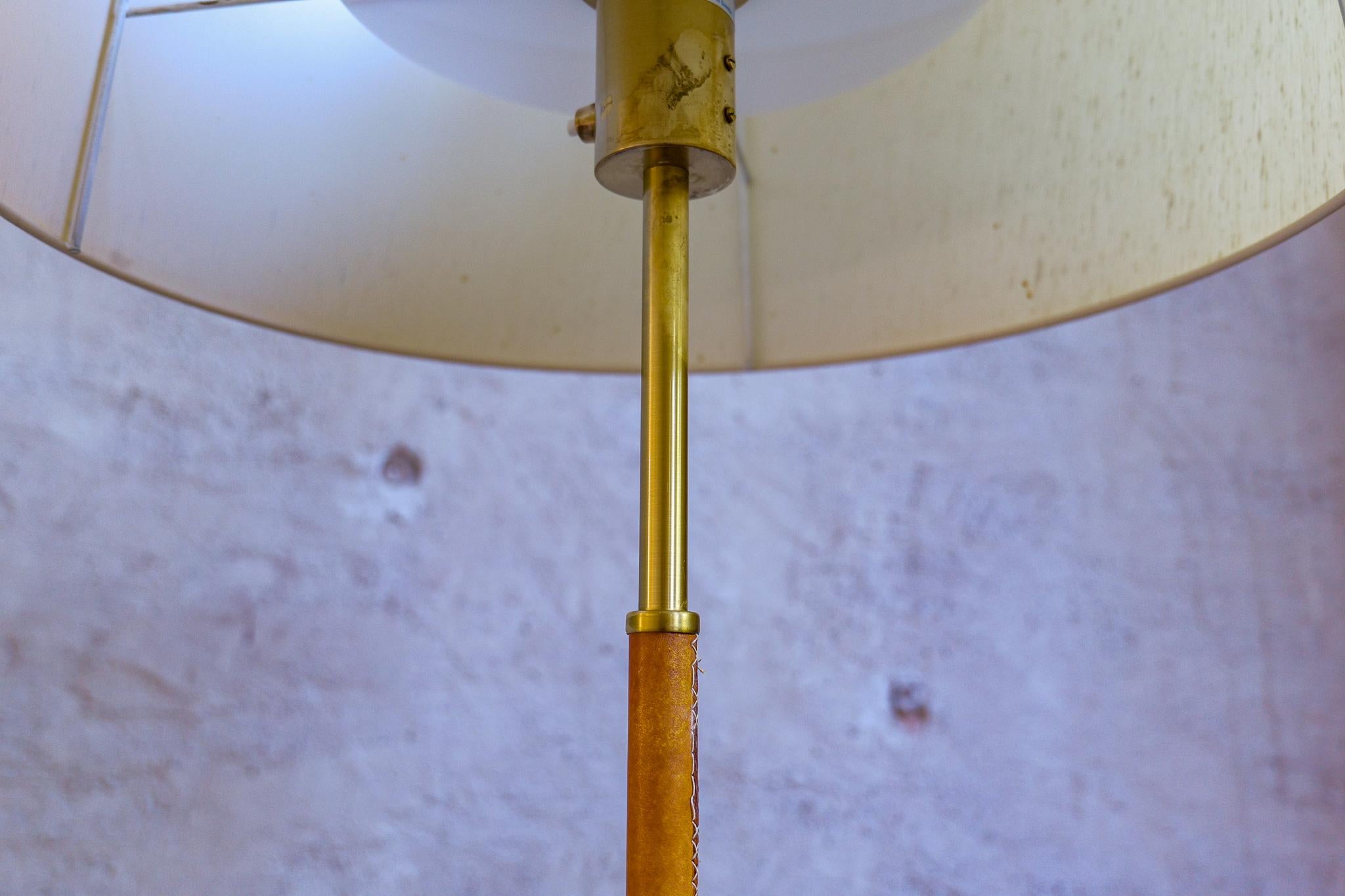 Midcentury Modern Leather Brass Floor Lamp Atelje Lyktan, Sweden For Sale 3