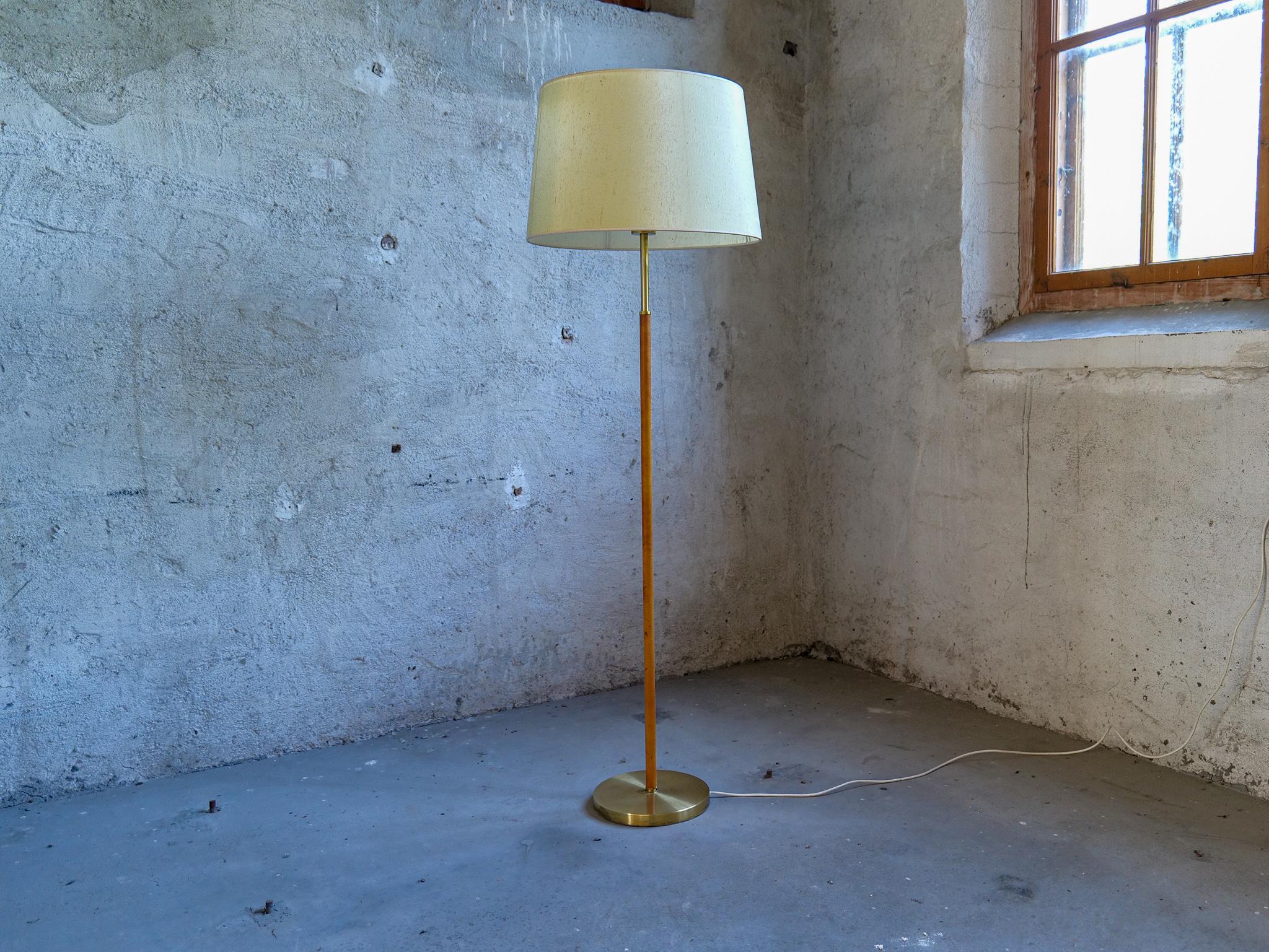 Midcentury Modern Leather Brass Floor Lamp Atelje Lyktan, Sweden For Sale 7