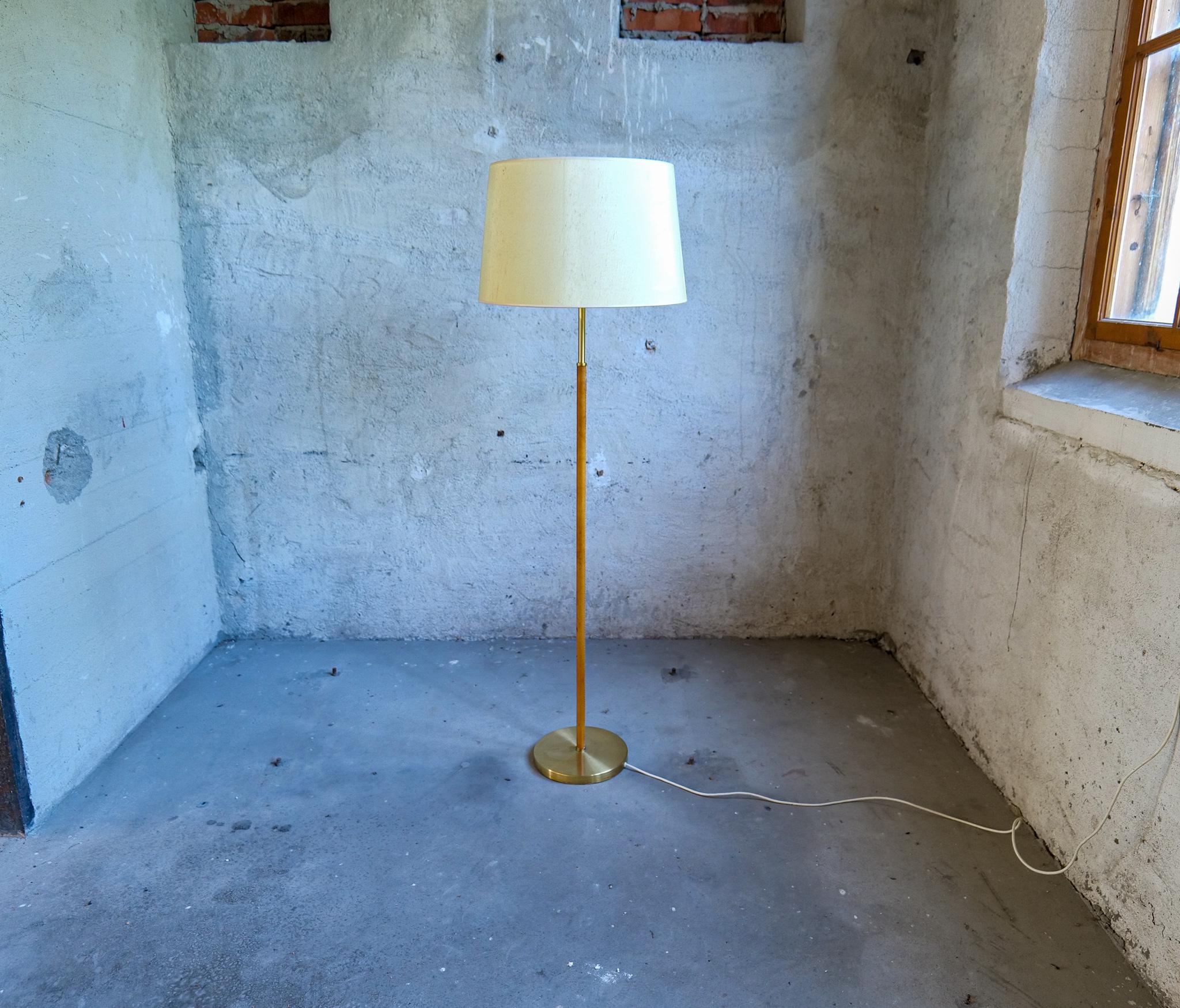 Moderne Stehlampe aus Leder und Messing aus der Mitte des Jahrhunderts Atelje Lyktan, Schweden (Skandinavische Moderne) im Angebot