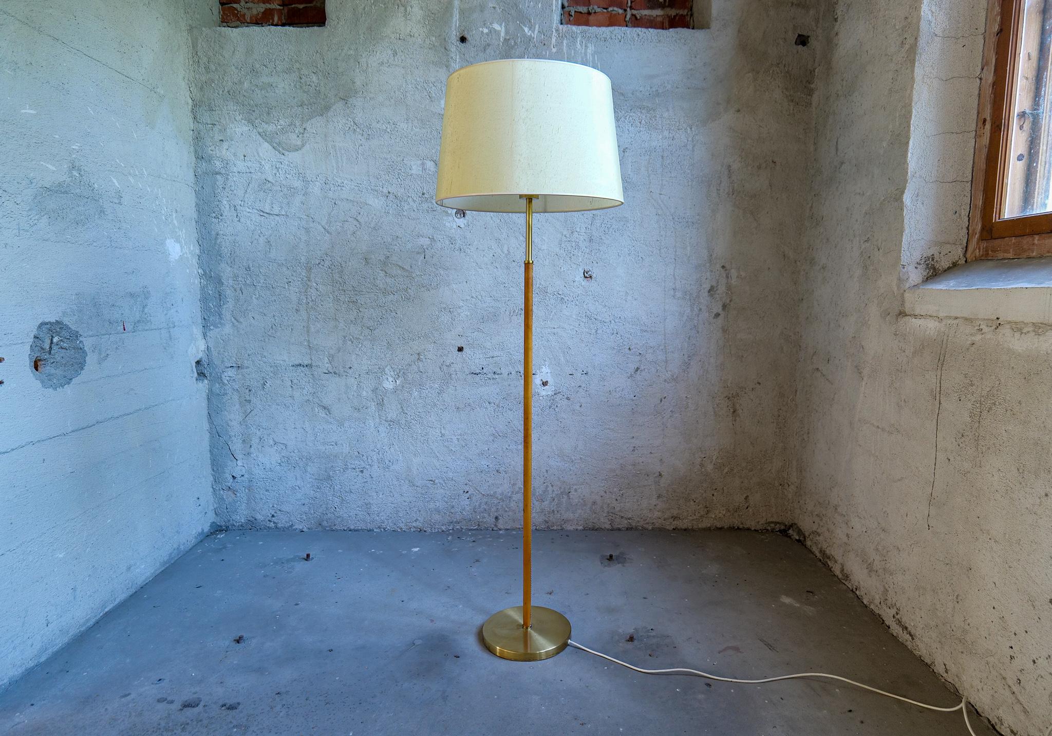 Scandinavian Modern Midcentury Modern Leather Brass Floor Lamp Atelje Lyktan, Sweden For Sale
