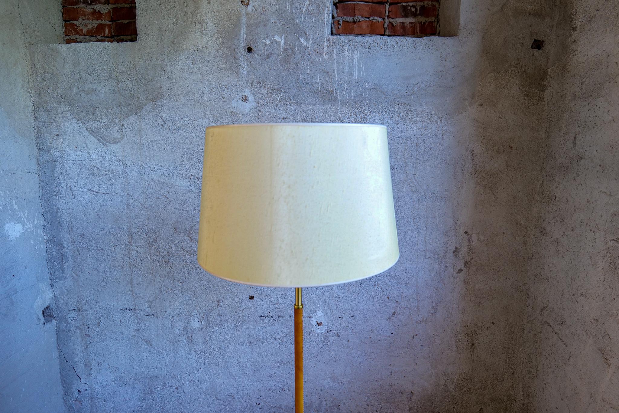 Midcentury Modern Leather Brass Floor Lamp Atelje Lyktan, Sweden In Good Condition For Sale In Hillringsberg, SE