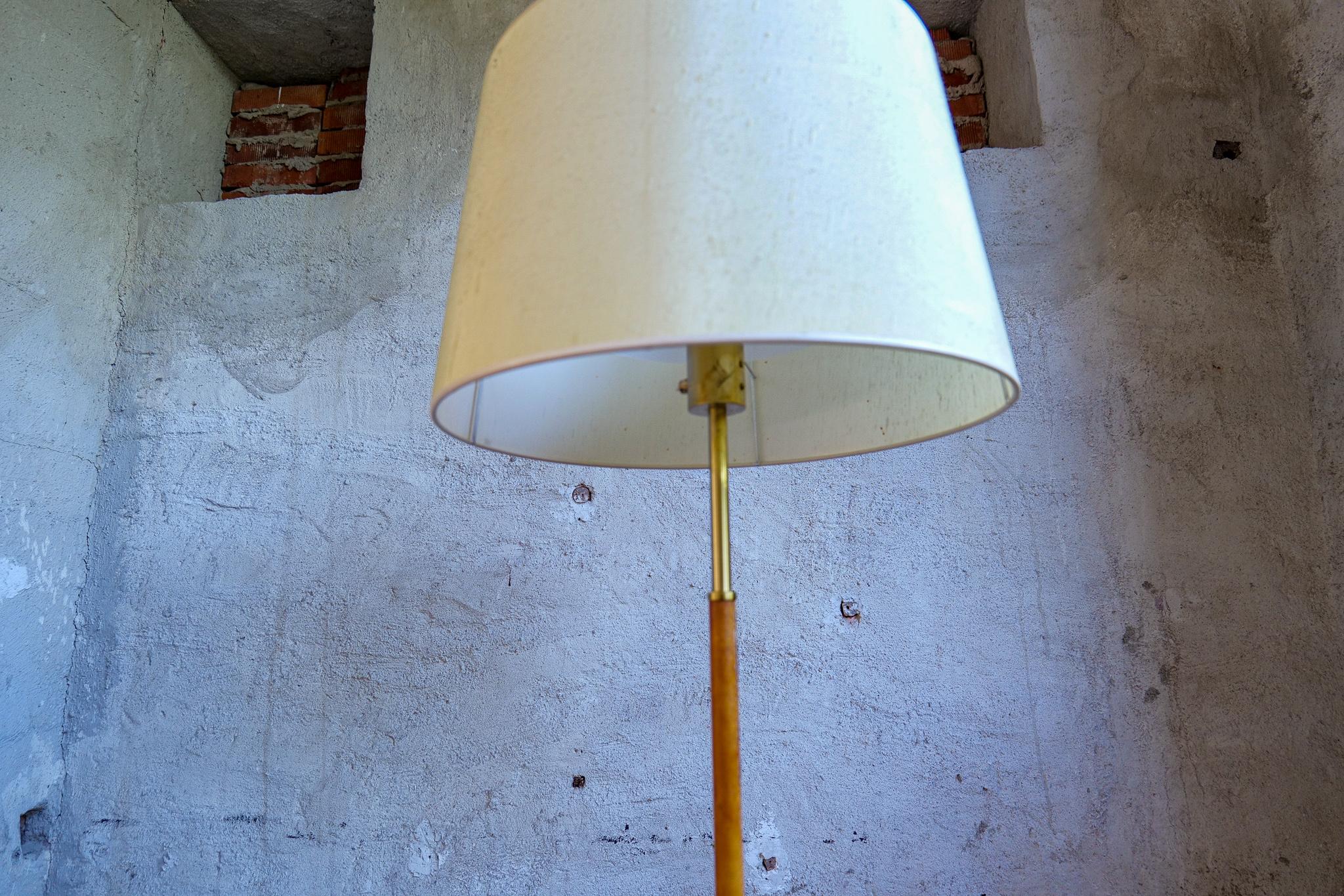 Midcentury Modern Leather Brass Floor Lamp Atelje Lyktan, Sweden For Sale 1