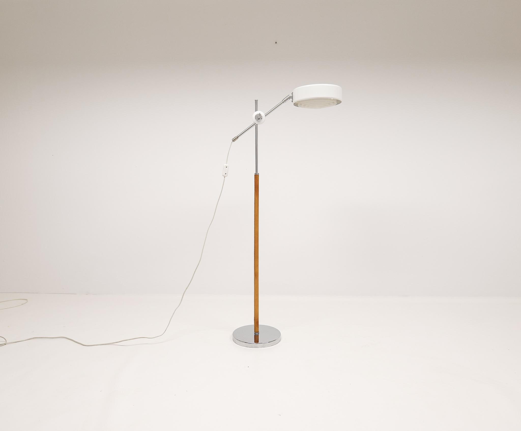 The Simris floor lamp is designed by Anders Pehrson who took over the business of Atelje´ Lyktan in 1964. The lamp has a chrome foot with a leather and chrome on the other parts. The lamp is adjustable in height and the shade can be turned 360