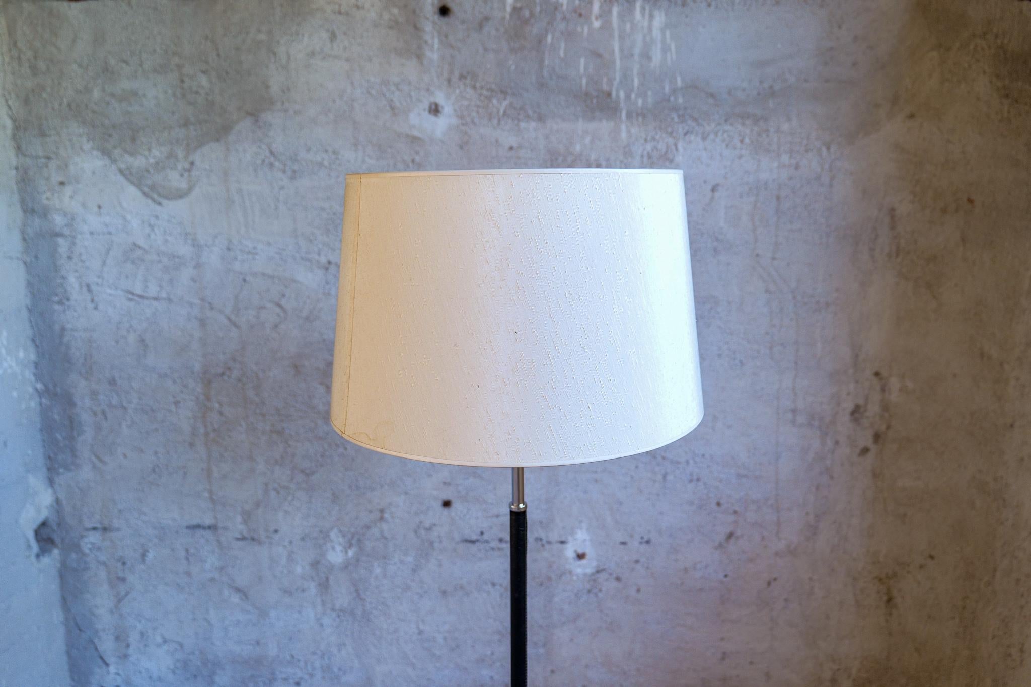 Midcentury Modern Leather Chrome Floor Lamp Atelje Lyktan, Sweden In Good Condition For Sale In Hillringsberg, SE