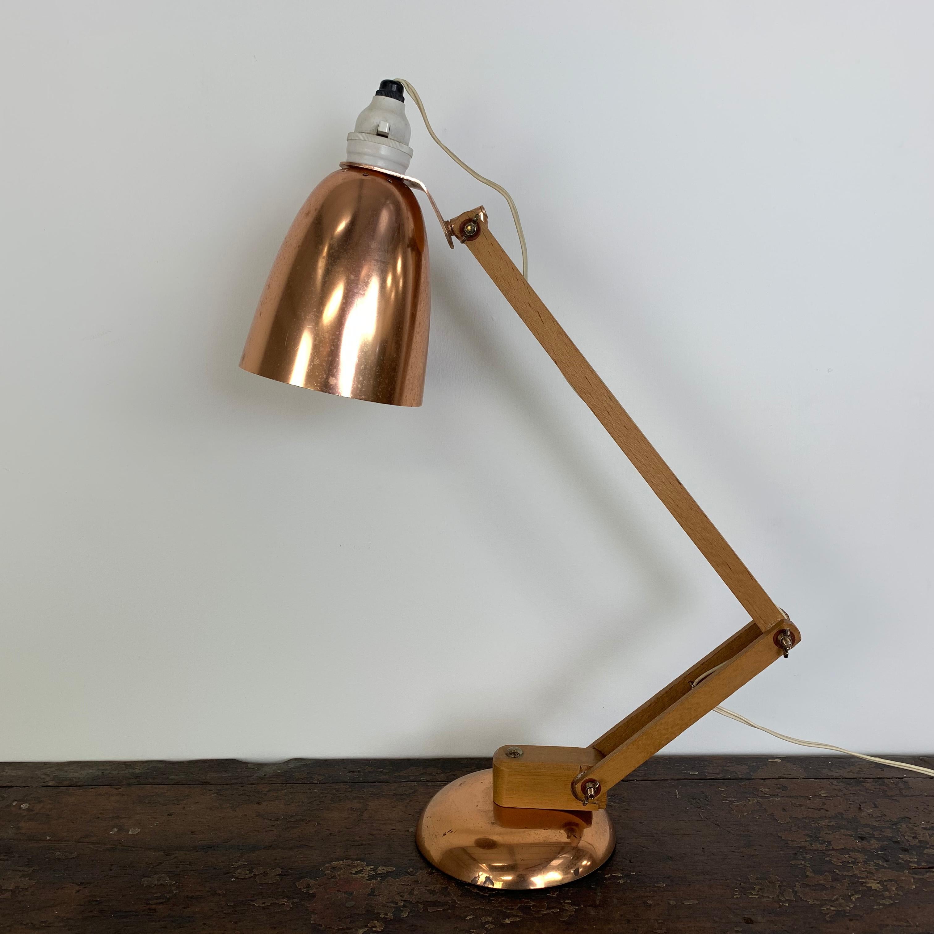 Vintage all-original Maclamp desk or table lamp in very rare copper with wooden arms. 

Designed by Terence Conran for Habitat in the 1950s, this lamp is an icon of the 1950s-1960s period.

In very good vintage condition. Some signs of age, but