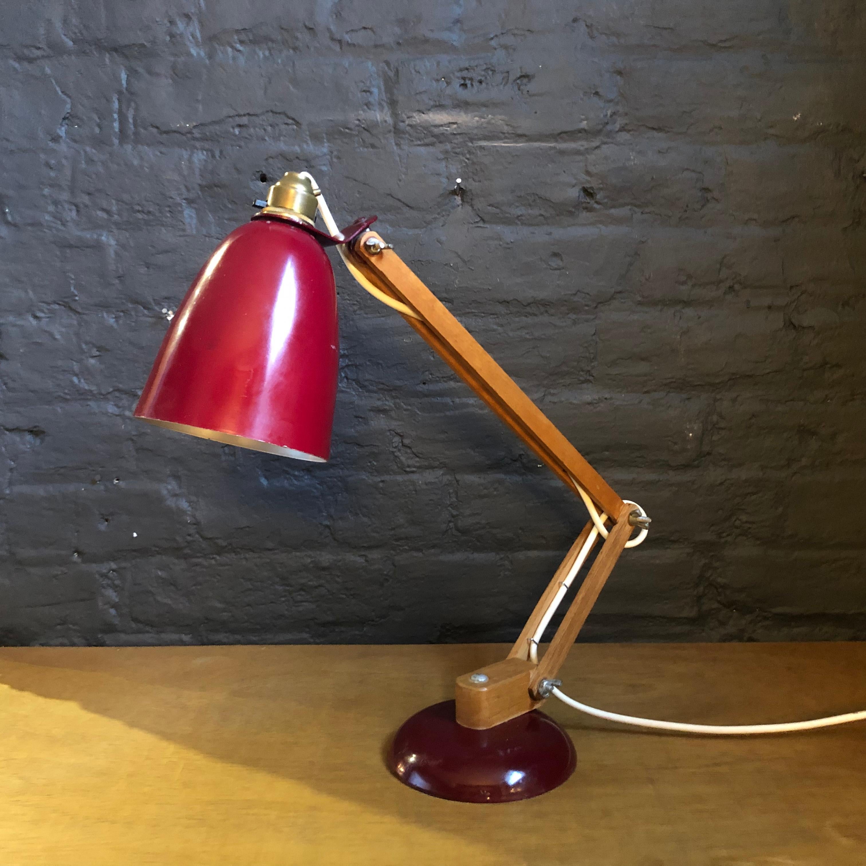 Vintage Maclamp desk or table lamp in burgundy with wooden arms. 

Designed by Terence Conran for Habitat in the 1950s, this lamp is an icon of the 1950s-1960s period.

In very good vintage condition. Some minimal signs of age, but nothing which