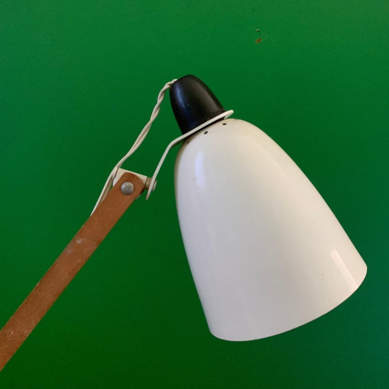 Vintage Maclamp desk/table lamp in white with much sought-after wooden arms.

Designed by Terence Conran for Habitat in the 1950s, this lamp is an icon of the 1950-1960s period.

In good vintage condition. Some scuffs and wear, commensurate with