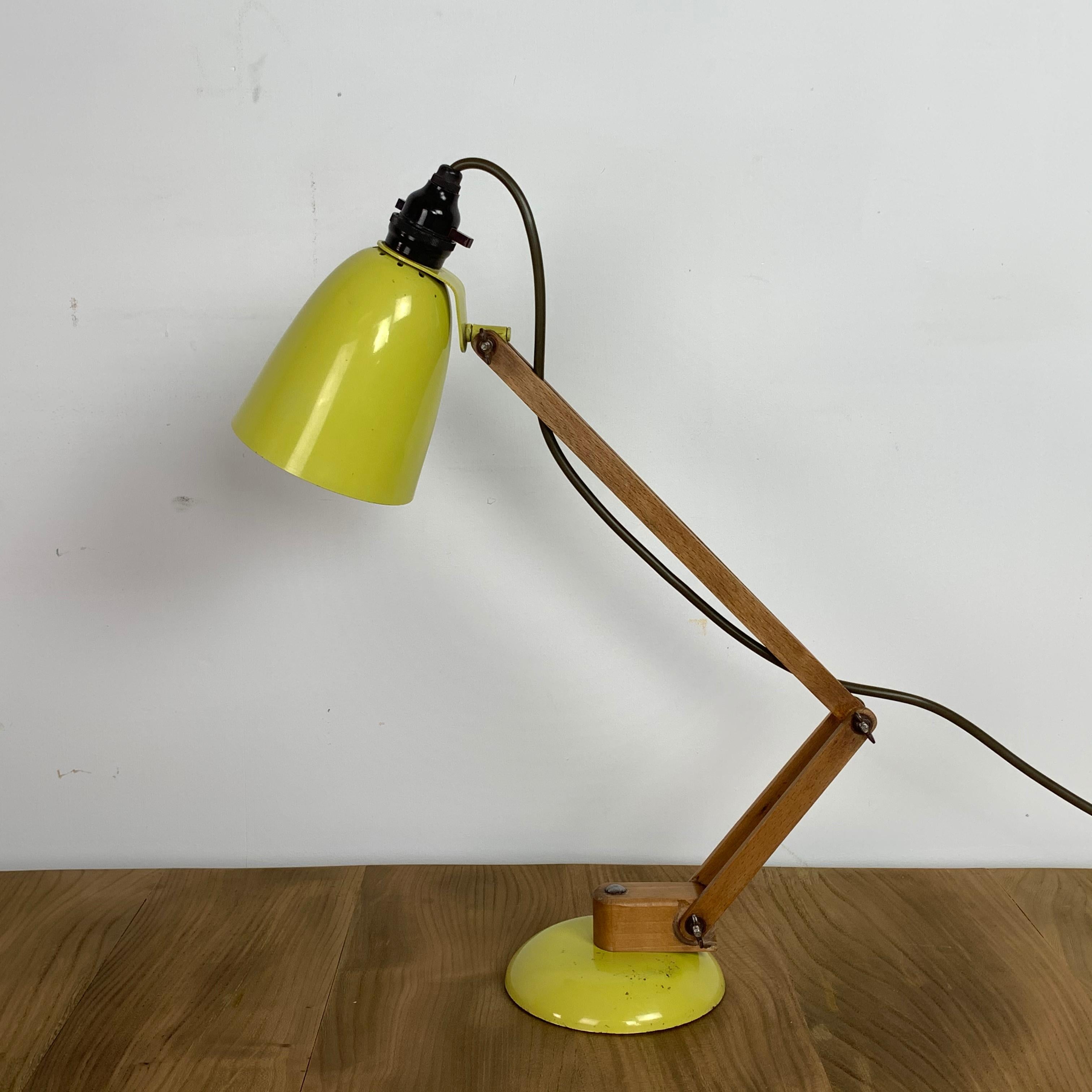 Vintage Maclamp desk or table lamp in yellow with wooden arms.

Designed by Terence Conran for Habitat in the 1950s, this lamp is an icon of the 1950s-1960s period.

In good vintage condition. Some signs of age, as to be expected, but nothing