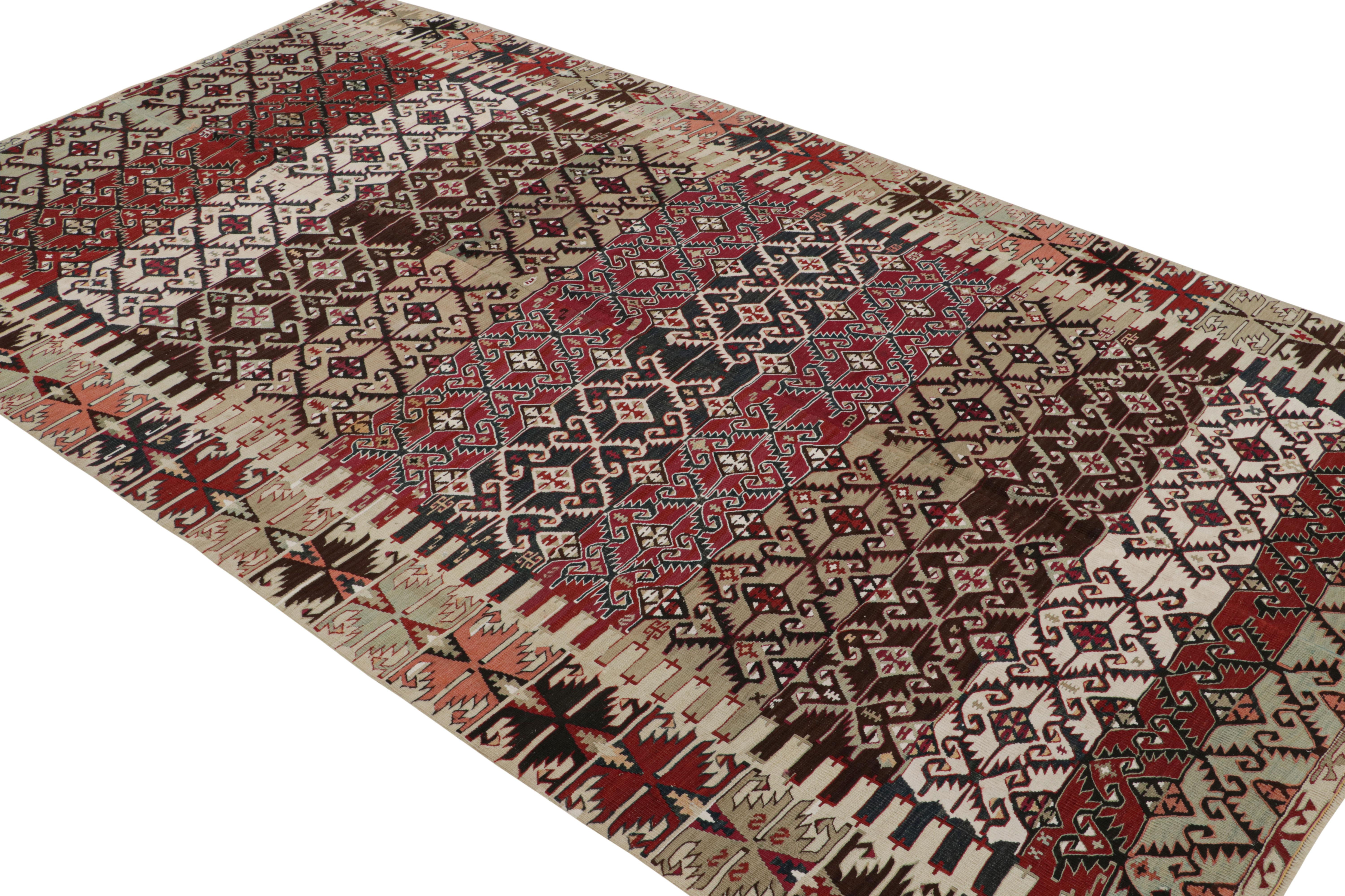Tissé à la main Tapis Kilim vintage Malatya géométrique en laine rouge bourgogne par Rug & Kilim, milieu du siècle dernier en vente