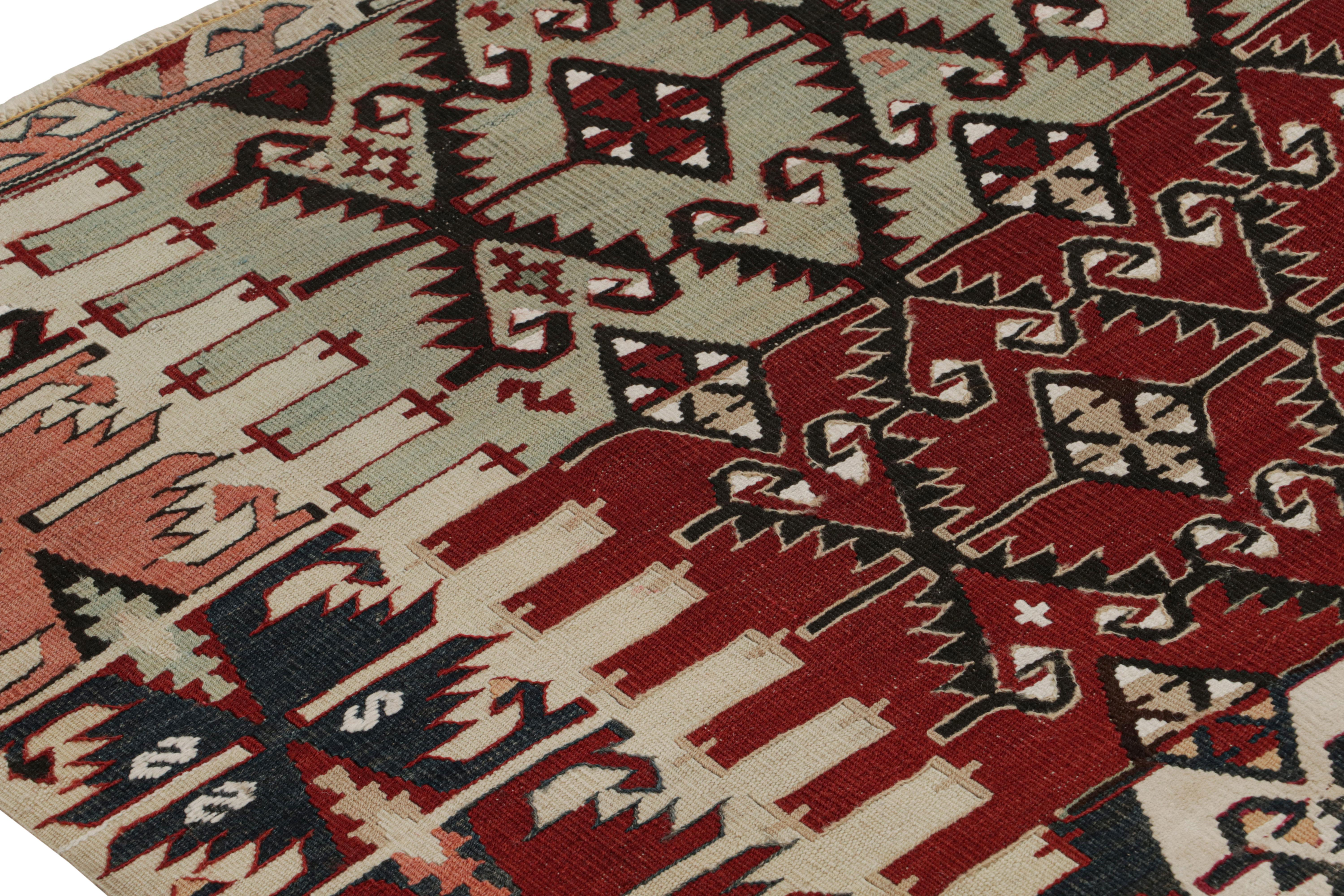 Milieu du XXe siècle Tapis Kilim vintage Malatya géométrique en laine rouge bourgogne par Rug & Kilim, milieu du siècle dernier en vente