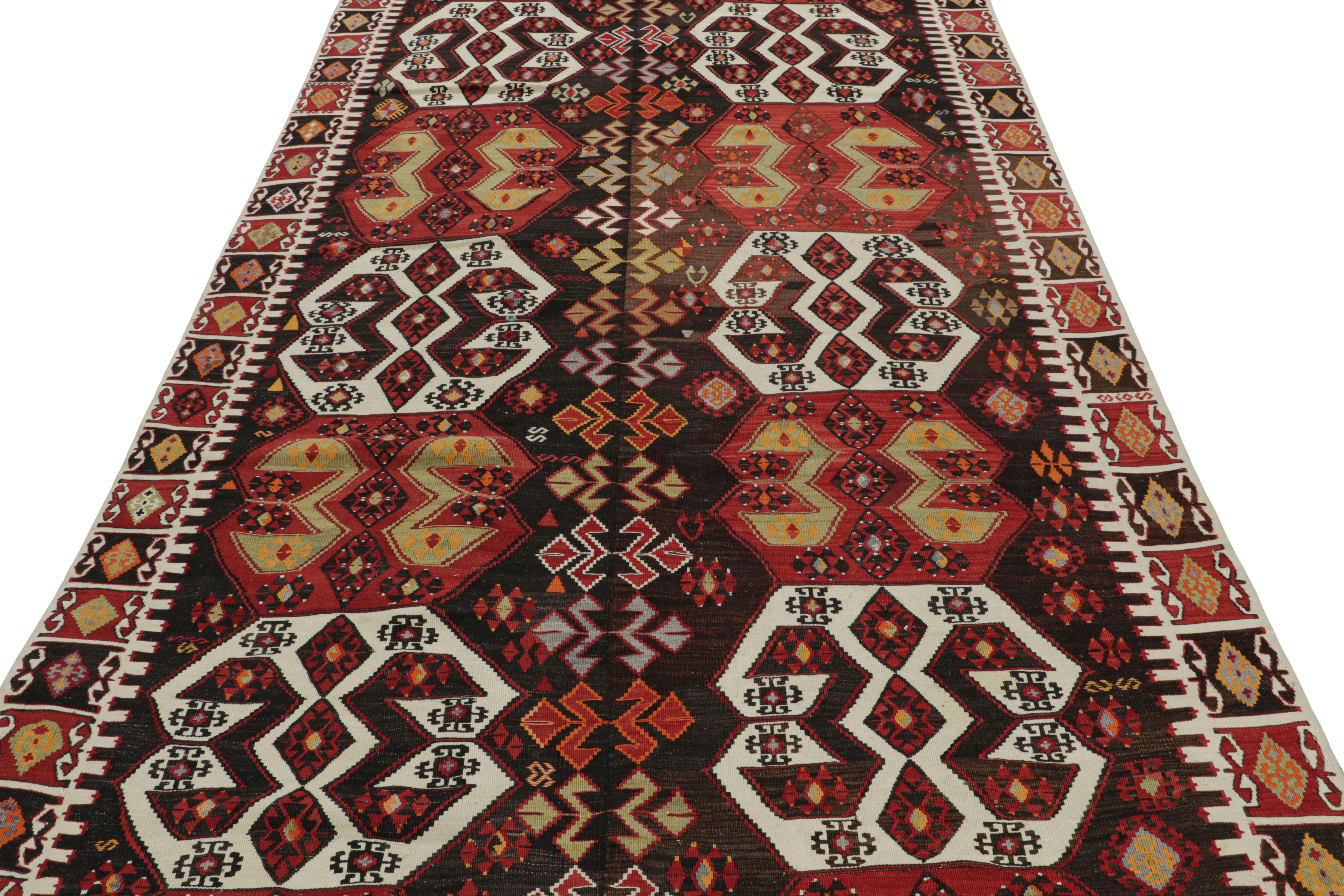 Malatya, roter und cremefarbener Woll-Kelim-Teppich von Teppich & Kelim aus der Mitte des Jahrhunderts im Zustand „Gut“ im Angebot in Long Island City, NY