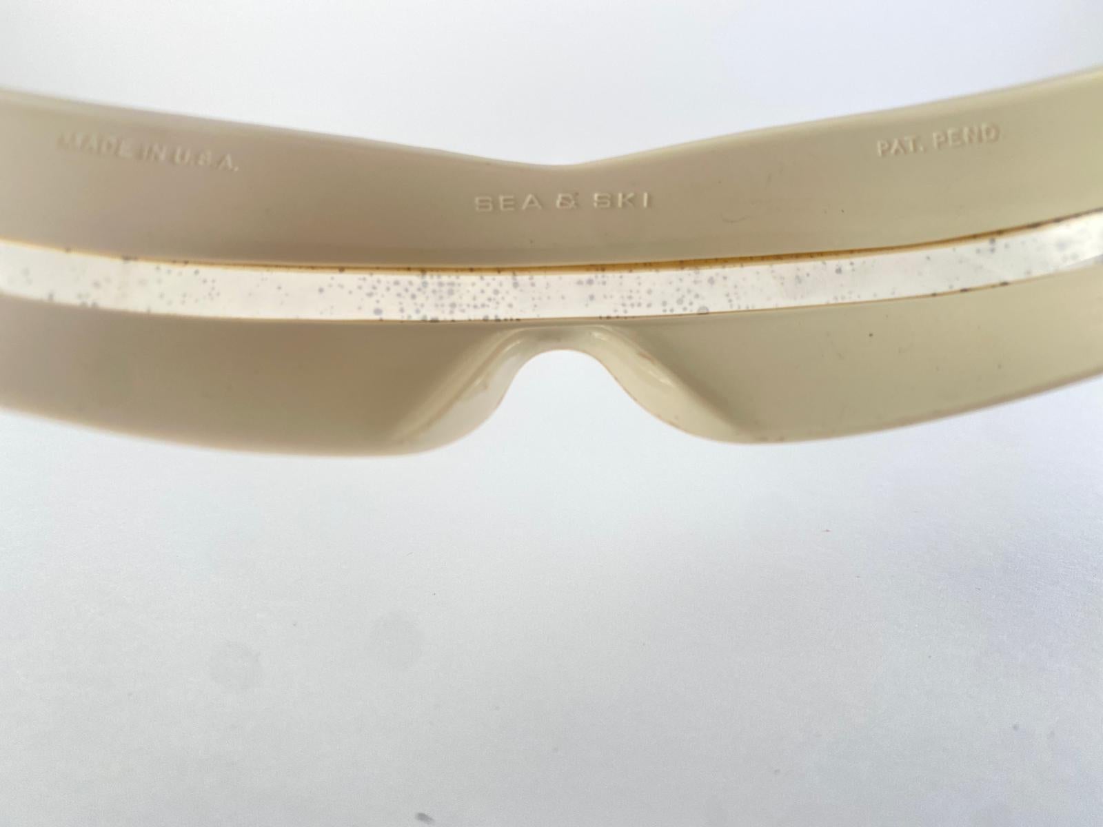 Gafas de sol envolventes vintage de mediados de siglo Made In Usa.

Esta belleza tiene signos visibles de desgaste en las lentes.


¡Un artículo muy buscado que no debes perderte!


Medidas

Frente                      42    Cms






