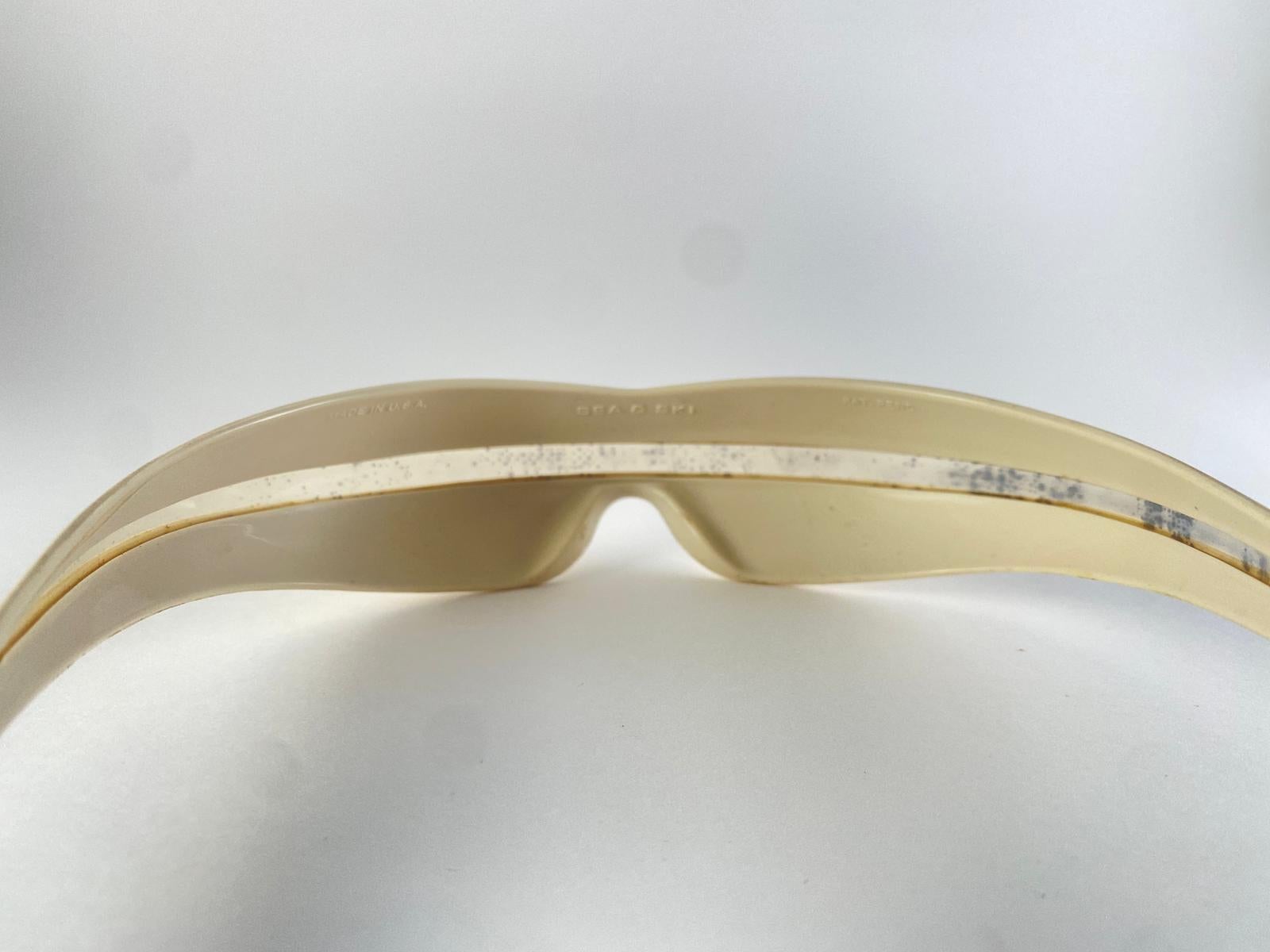 Femenino o masculino Gafas de sol Vintage Midcentury Mask Wrap Around Beige Frame Italy Made en venta