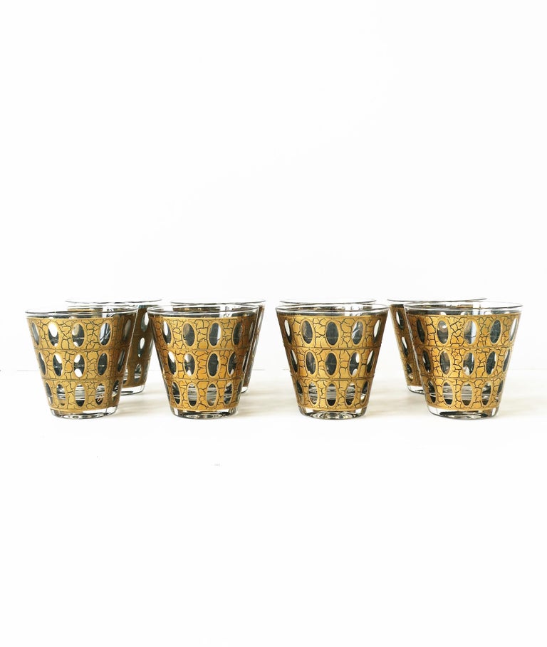 A beautiful set of eight (8) vintage Mid-Century Modern rocks' cocktail glasses in a shimmering 22-karat gold and touch of turquoise blue, by Cluver Ltd., in their 'Pisa' design, circa 1960s, U.S.A. Great for entertaining, bar, bar cart, china