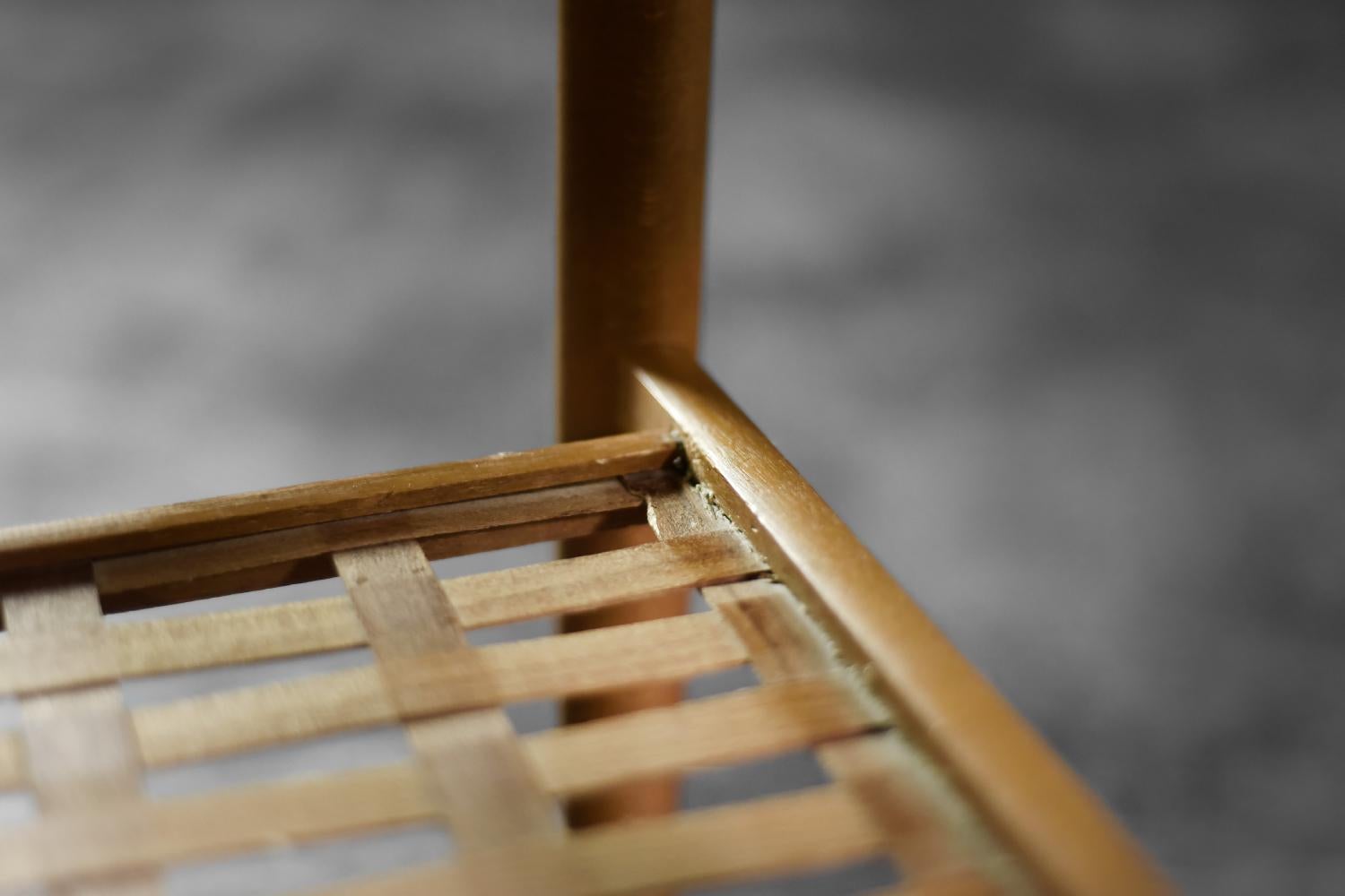 Table basse scandinave moderne du milieu du siècle dernier en merisier avec étagère tissée en vente 3